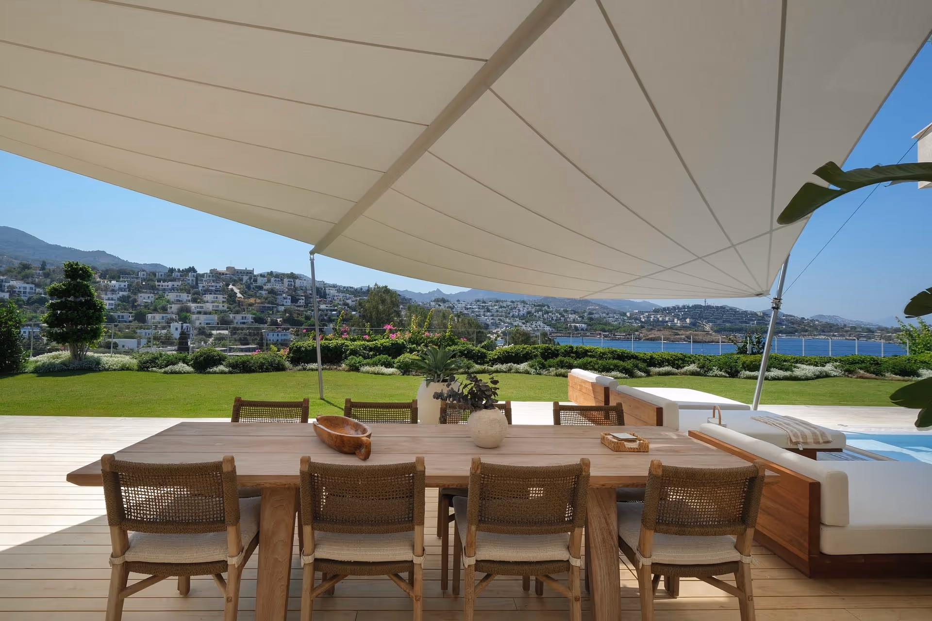 Moderne Architektur mit SunSquare-Beschattung – flexibler Schattenverlauf und elegantes Design.