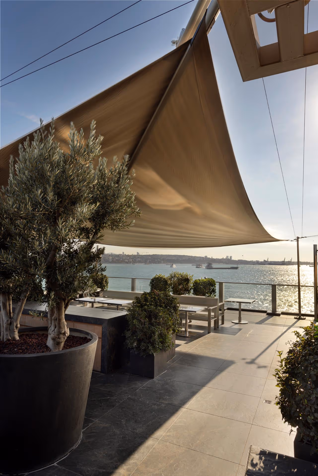 SunSquare® Dreiecksegel über dem Außenbereich von Galataport Frankie – stilvoller Schutz für Gäste.