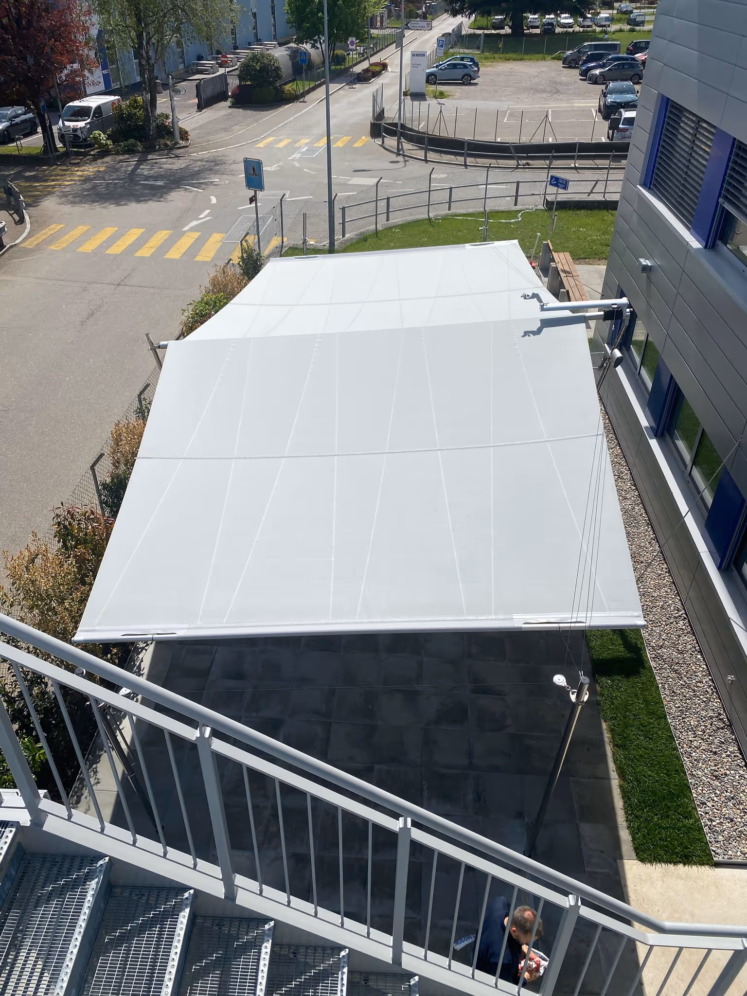 Koller Tende realisiert stilvolle SunSquare Lösung mit Licht und Schatten – für private und gewerbliche Außenbereiche.