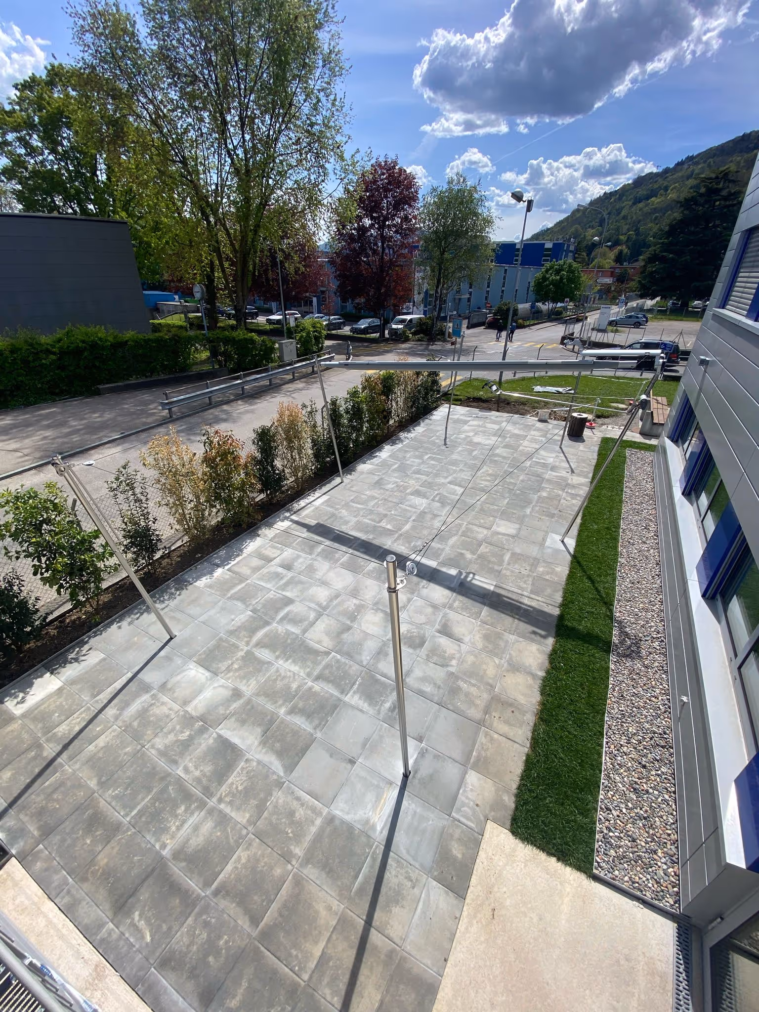 SunSquare-Rechtecksegel mit 50 m² Fläche und integrierter SQLED-Leuchte – installiert von Koller Tende in der Schweiz.