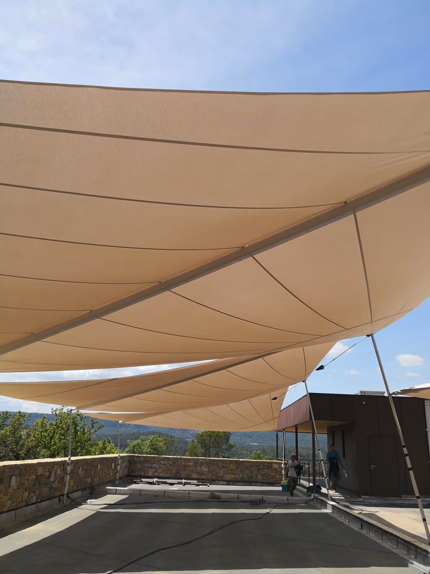 Die großzügige Terrasse profitiert von der neuen SunSquare Beschattungslösung.