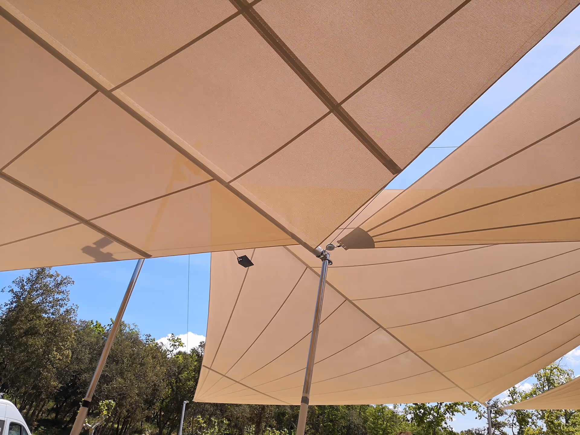 Detailansicht der SunSquare Segel aus Soltis 92 in Sandbeige