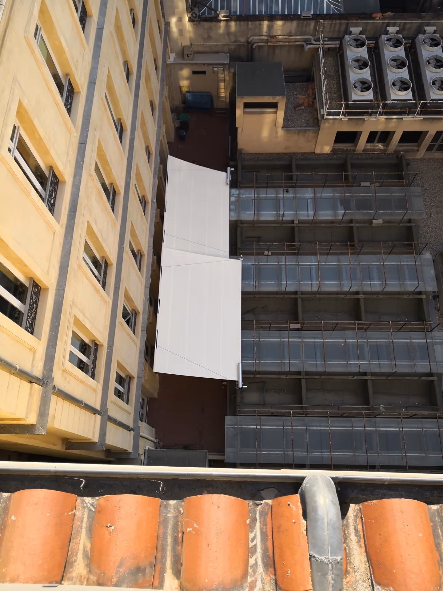 Aufnahme von oben, beide Sonnensegel sind geöffnet.