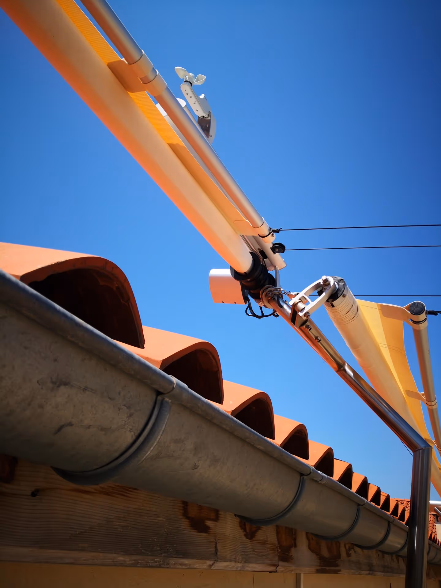 Die beiden Segel geschlossen. Dezent aufgerollt auf der Tuchwelle.