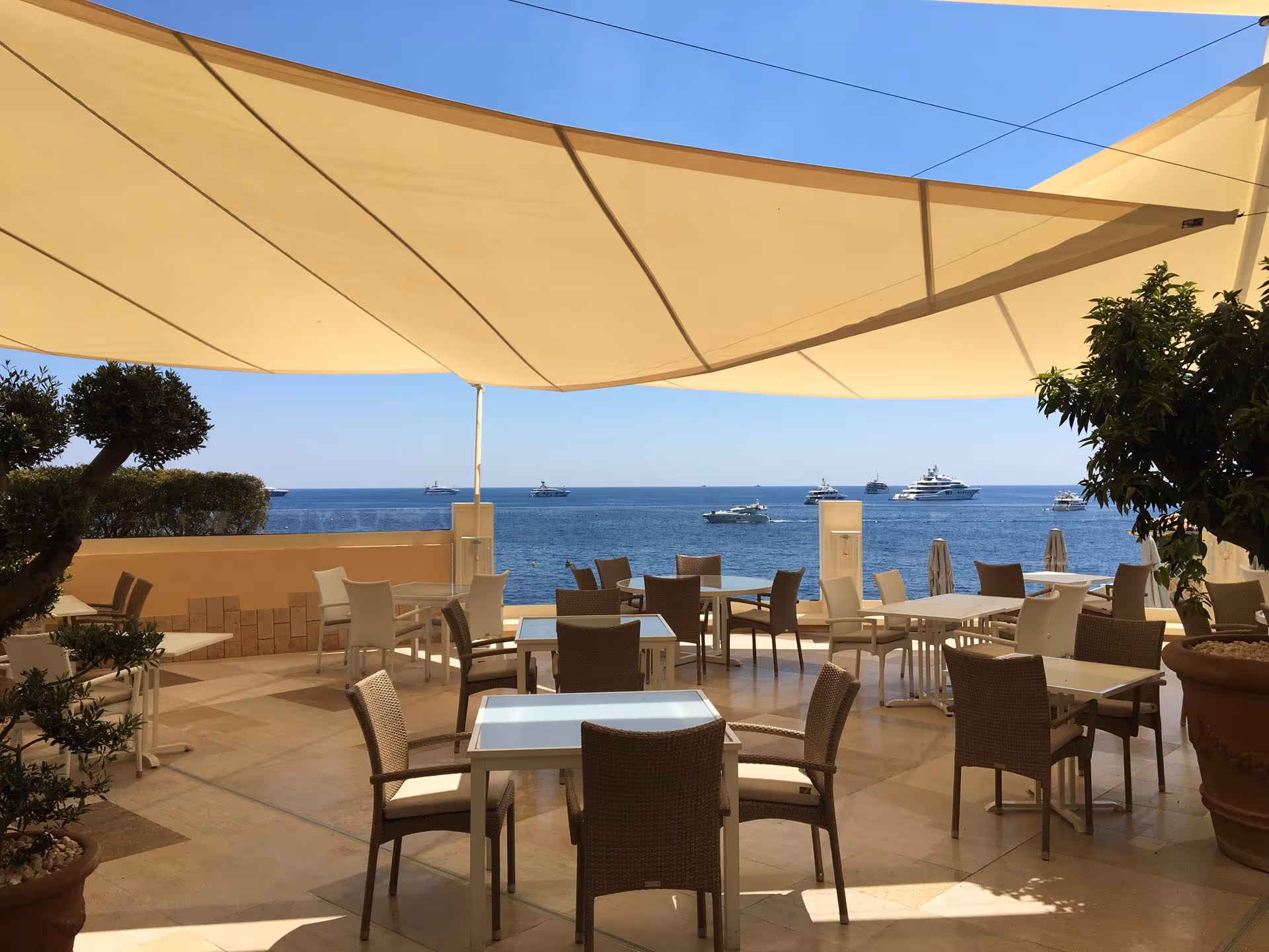 Wunderbarer Meerblick im Monte Carlo Bay hotel, unter den Sonnensegeln lässt es sich entspannen.