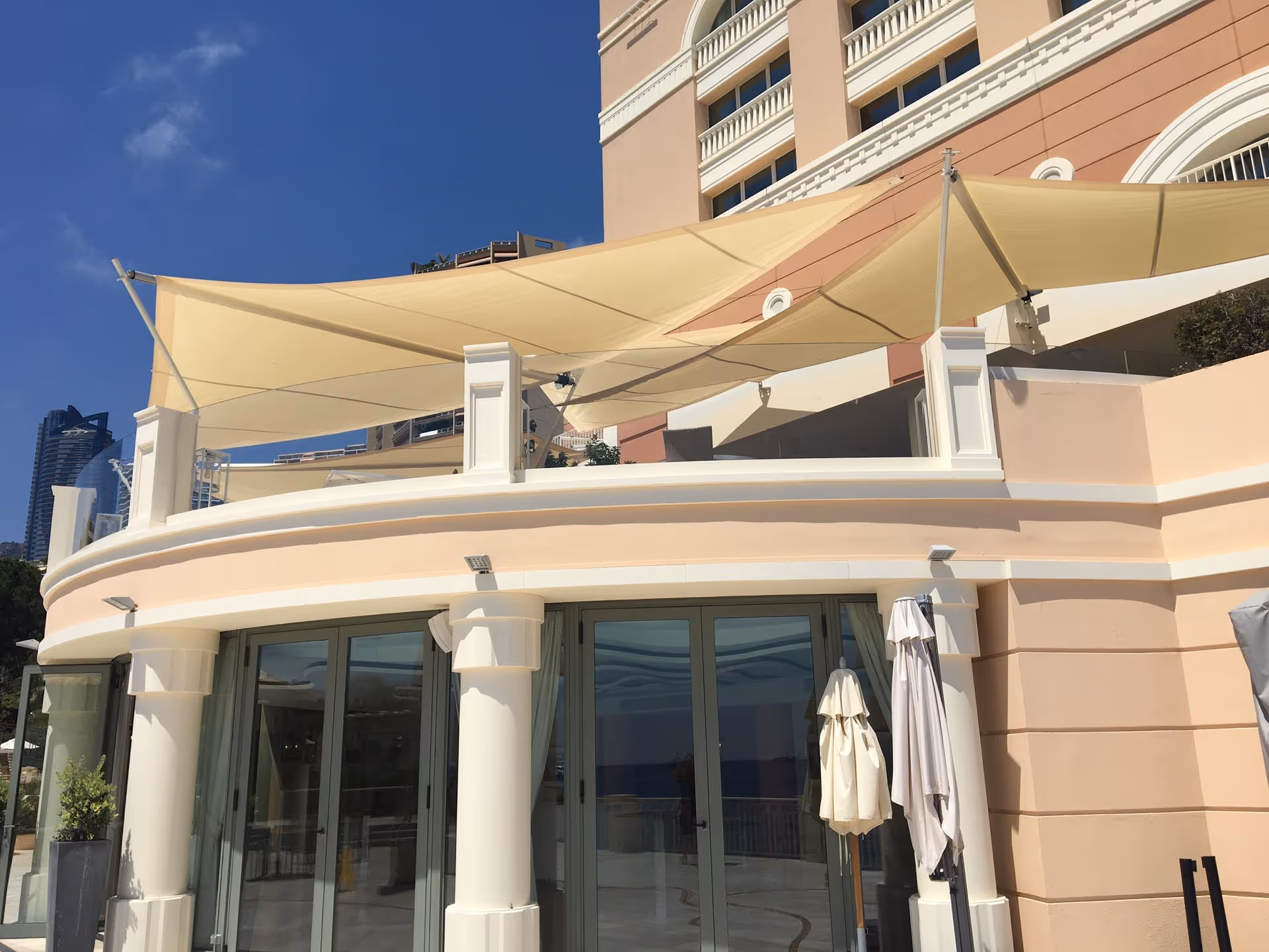 Automatisierte Steuerung der SunSquare Sonnensegel mit Windsensor im Hotelbetrieb.