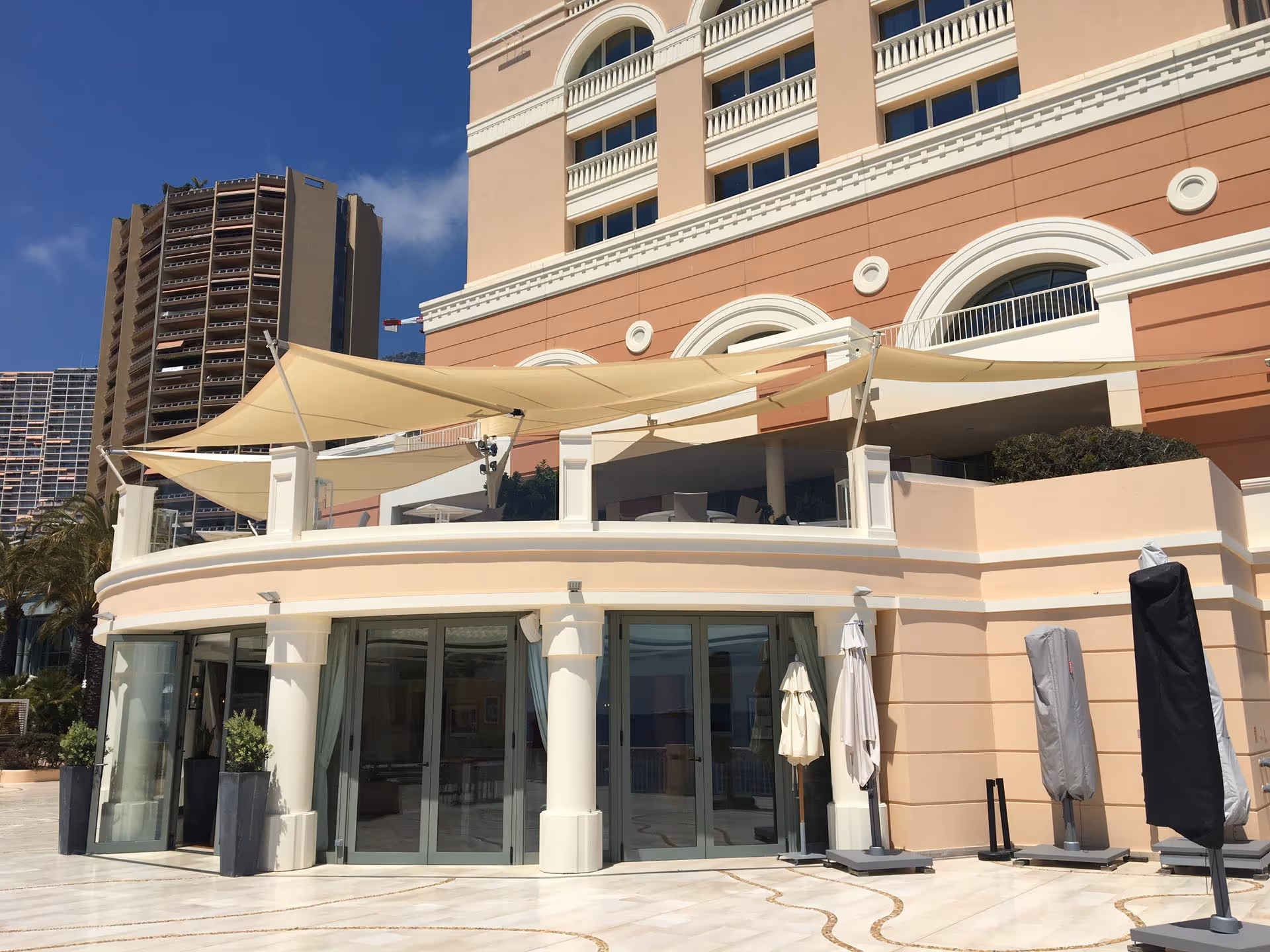 Die Ansicht des Hotelportals, in der oberen Etage sieht man die SunSquare Sonnensegel.