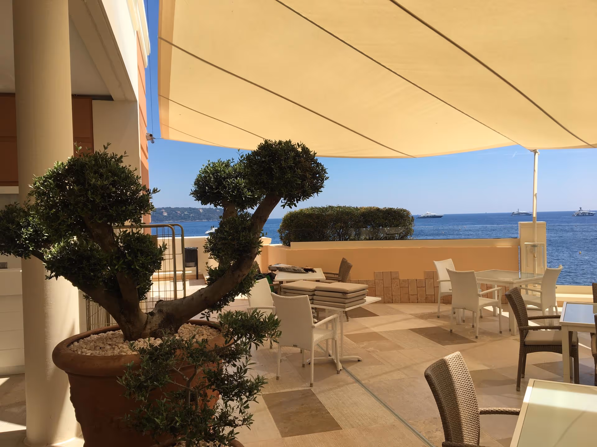 Monte-Carlo Bay Hotel & Resort mit vier SunSquare Lattensegeln in der Farbe Champagner.