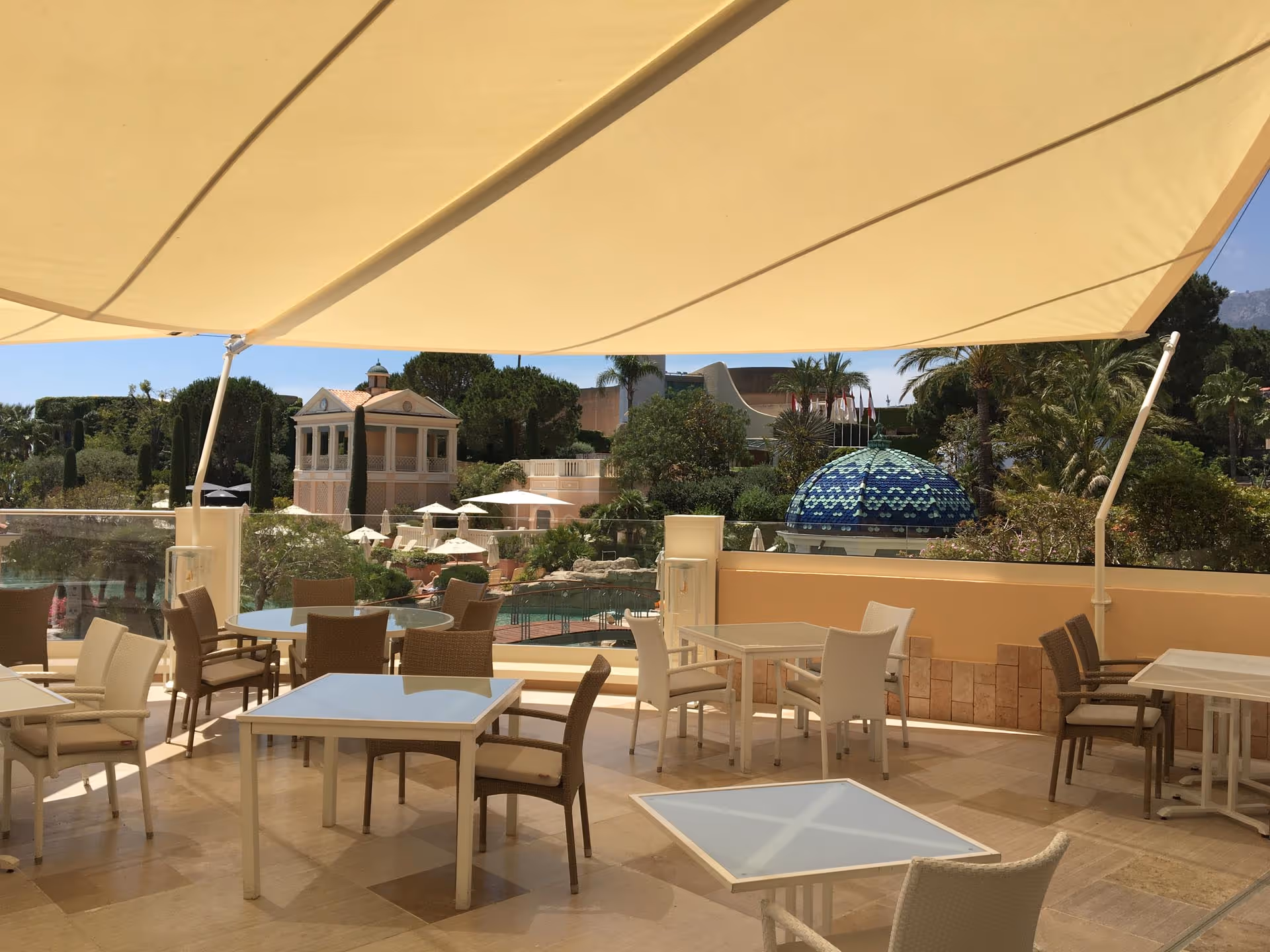 SunSquare Lattensegel aus Soltis 92 mit Meerblick im Monte-Carlo Bay Hotel.