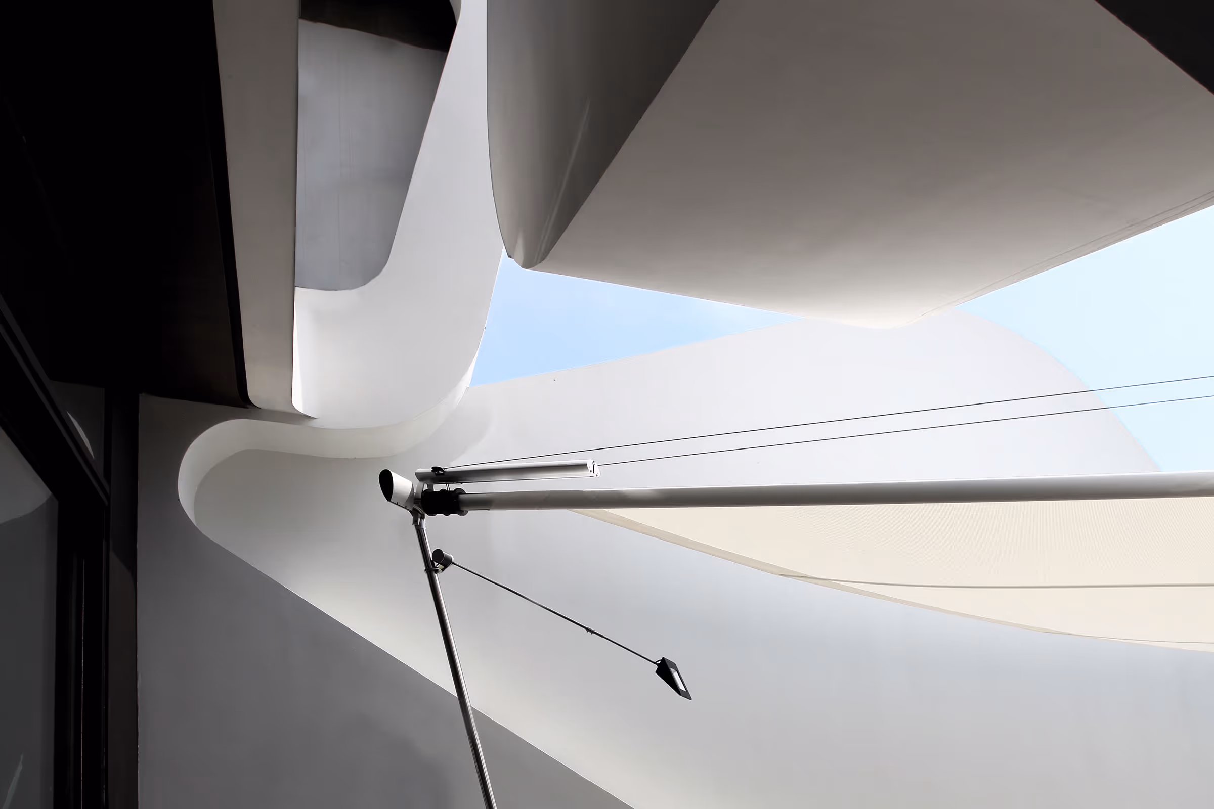 Atemberaubende Architektur verlangt nach SunSquaer Sonnen- und Regenschutzlösung.