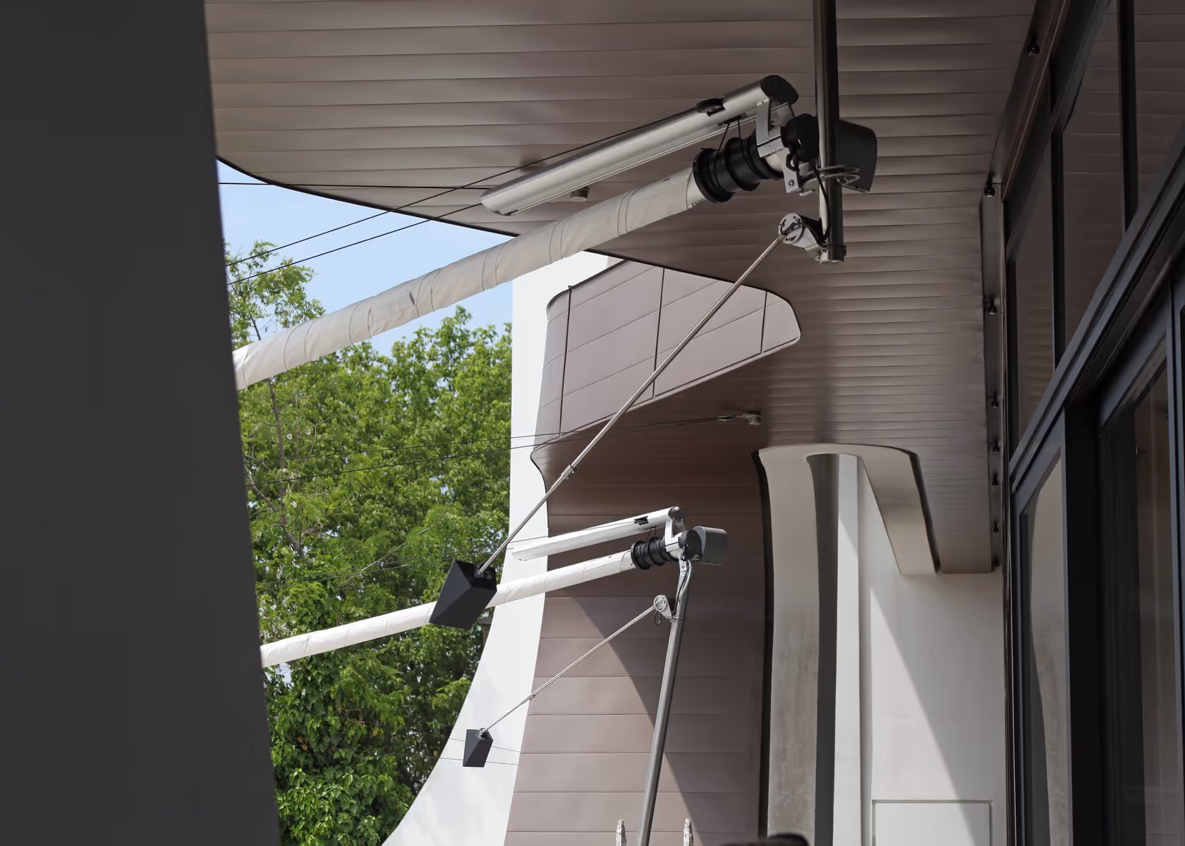 Detailaufnahme von zwei geschlossenen Dreickanlagen, man sieht den Kompensator.