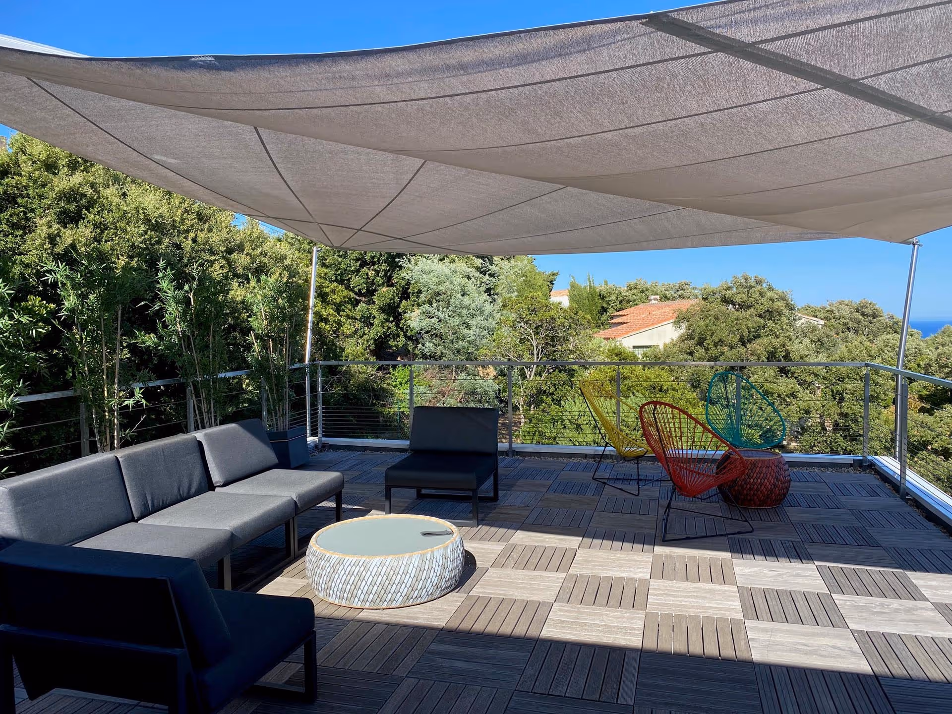 Geschützter Sitzbereich unter SunSquare Sonnensegel mit Blick auf das Mittelmeer.