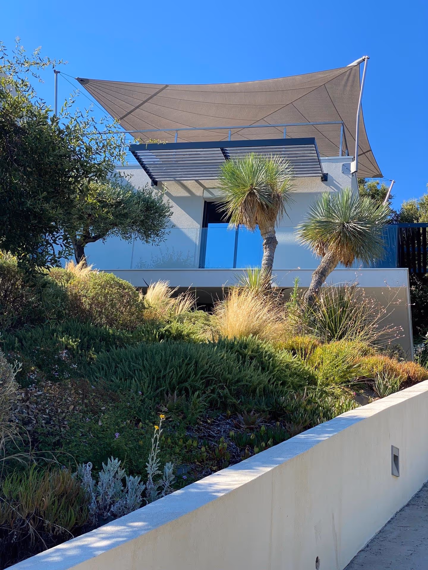 Ein toller Anblick - das Sonnensegel macht sich sehr gut auf der Dachterrasse diese Objekts an der Cote d'Azur.