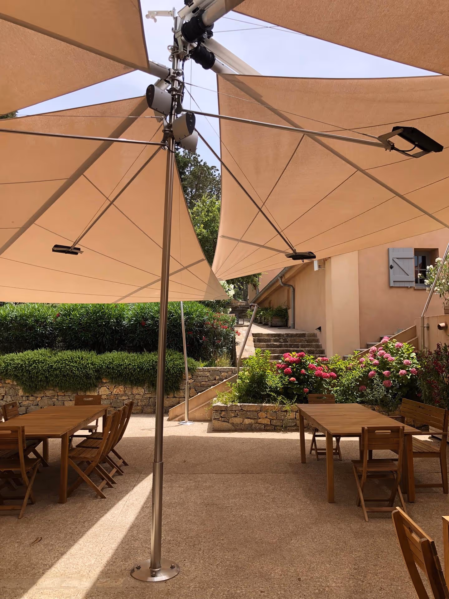 Eine Bodenstütze dient für vier Segel als Verbindung.