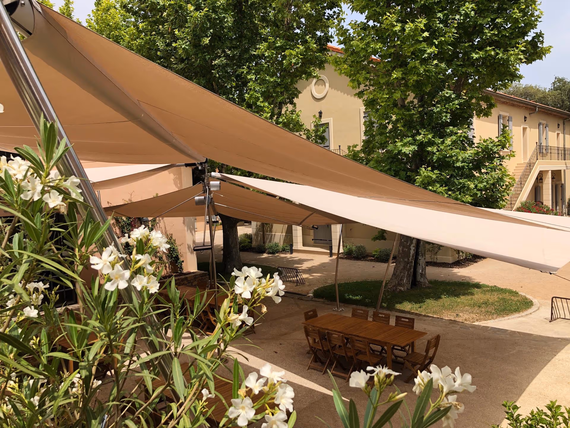 Gäste können künftig Weinverkostung unter SunSquare Sonnensegeln mit Blick auf die Weinberge genießen.