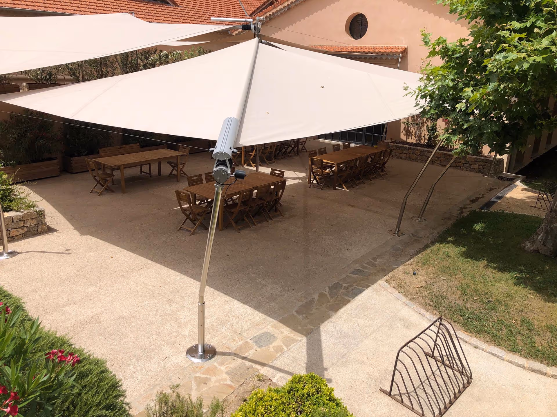 Soltis 92 Sonnensegel in Sandbeige auf dem Weingut Domaine du Bourrian.