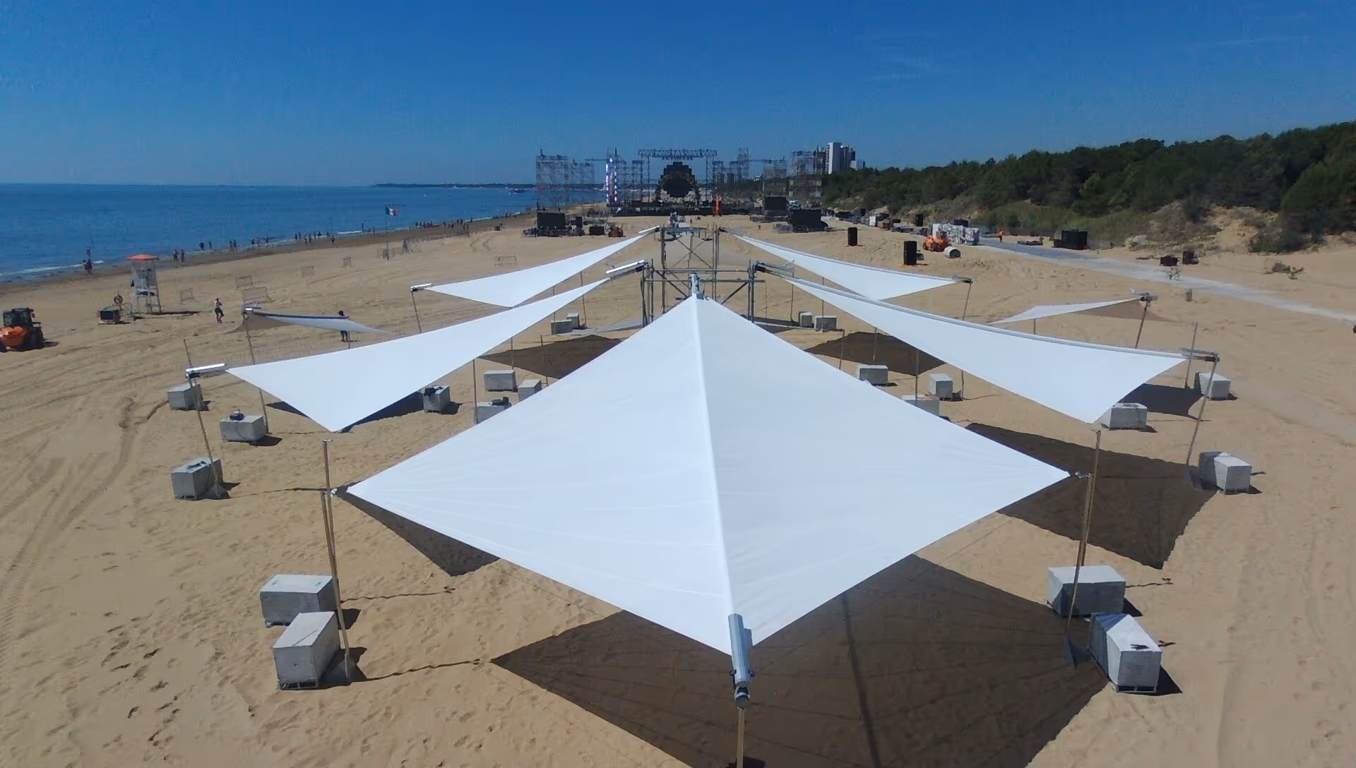 Schatten da, wo er wirklich dringend gebraucht wird, am Strand in Italien für das Festival Jova Beach 2019.