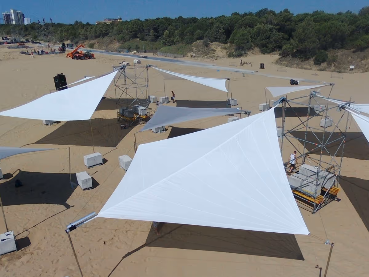 SunSquare Sonnensegel platziert am Stand in Italien - für die Jova Beach Party 2019.