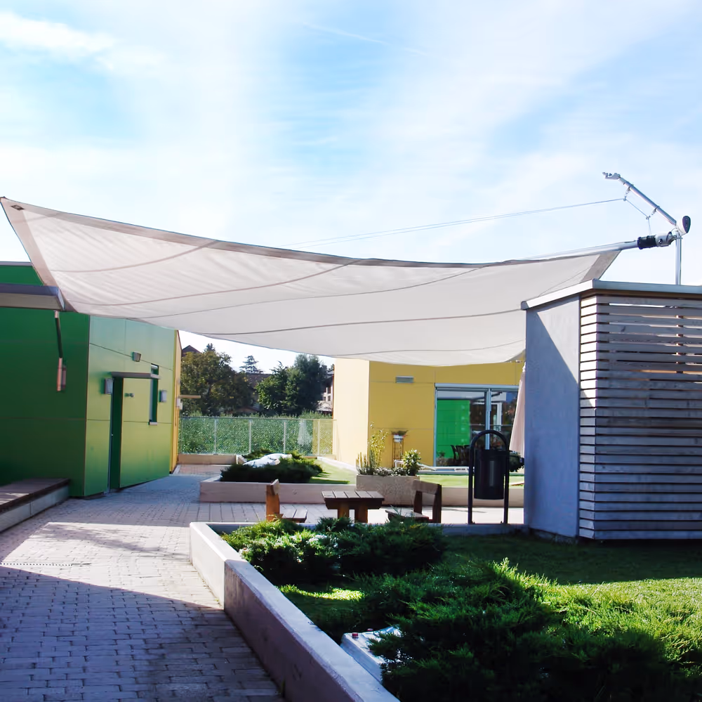 Sonnen- und Regenschutz für einen Kindergarten in Südtirol. Ein Projekt von 2005 von Guggenberger Hannes.