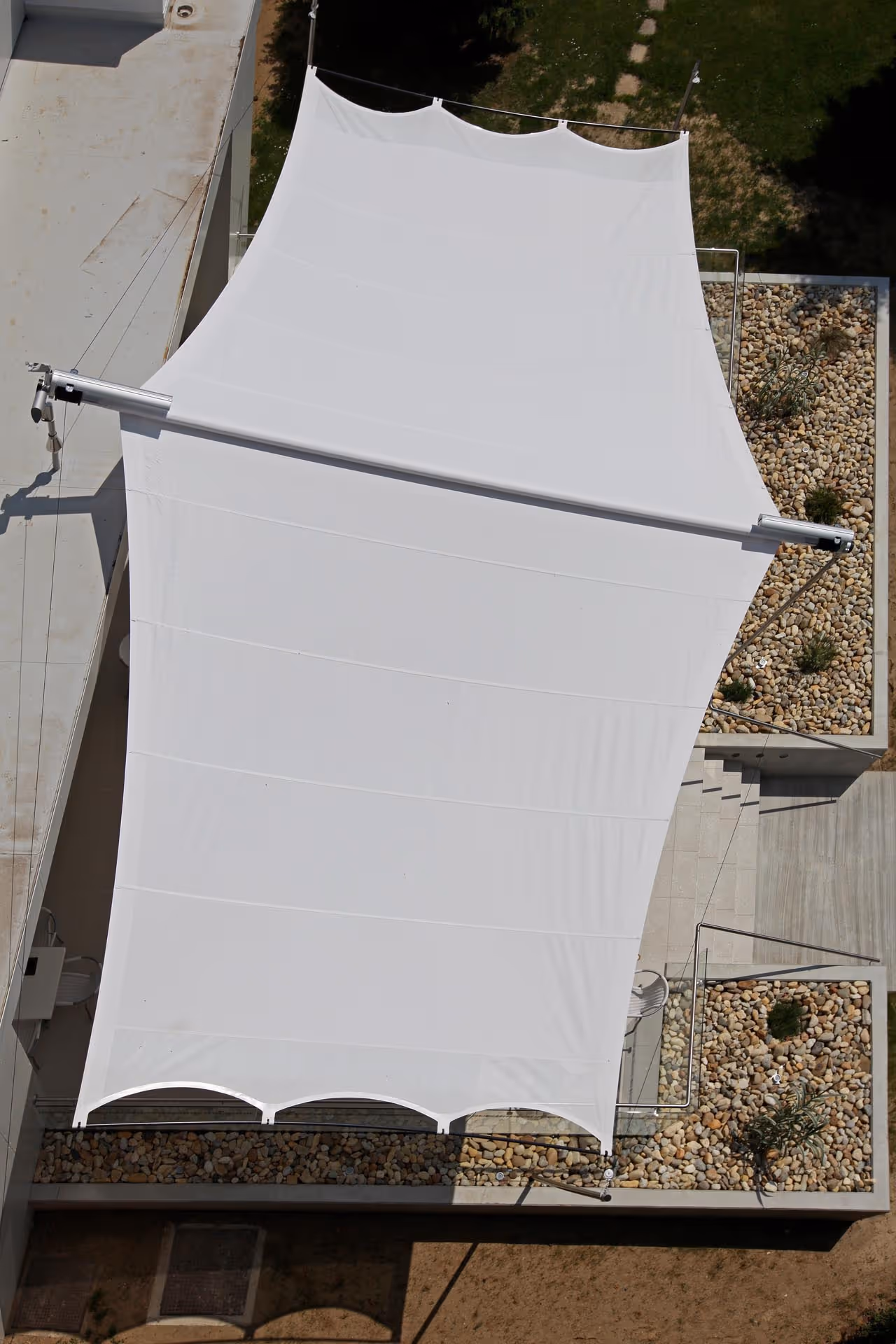 Das SunSquare Segel von oben fotografiert, die Anlage ist geöffnet.