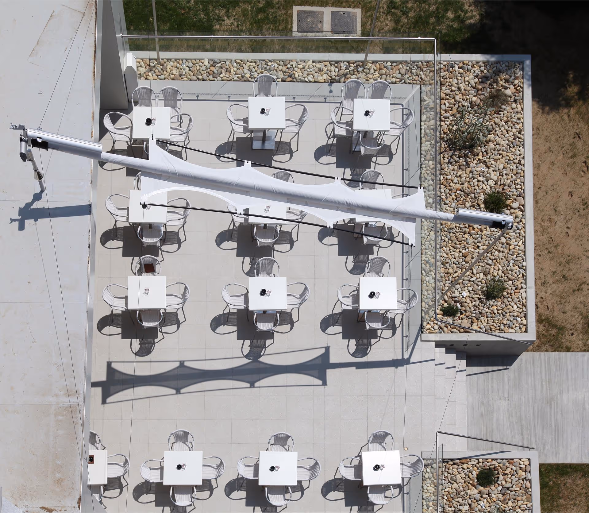 Eine Aufnahme von oben, das SunSquare Segel ist geschlossen. Damit dezent und unauffällig.