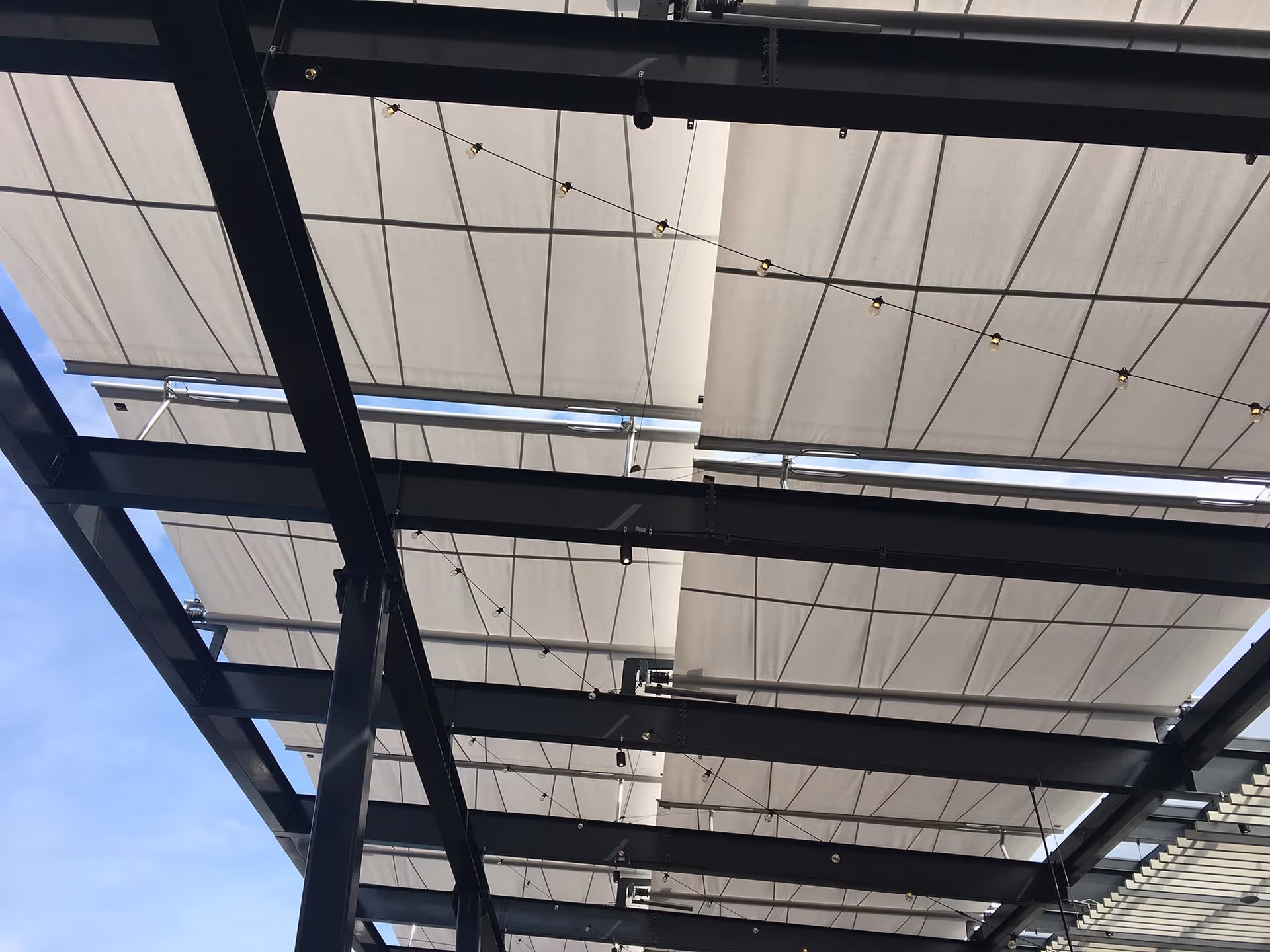 Design trifft Funktion – SunSquare-Segel als Wetterschutz in der Galeria Młociny.