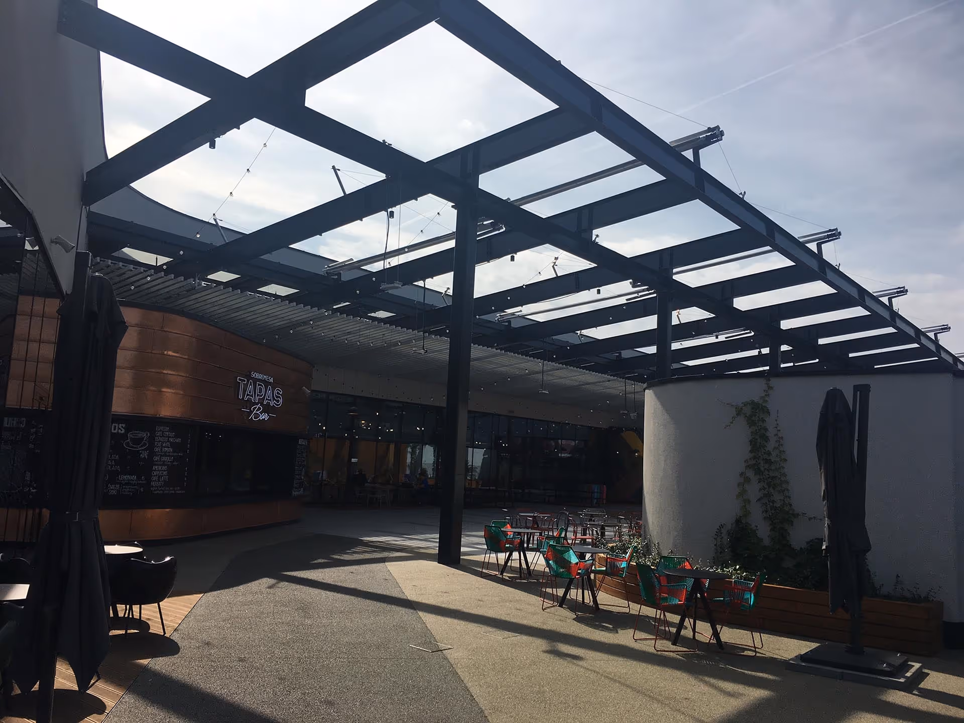 Sind die Anlagen geschlossen, merkt man sie in den Stahlkonstruktionen gar nicht.