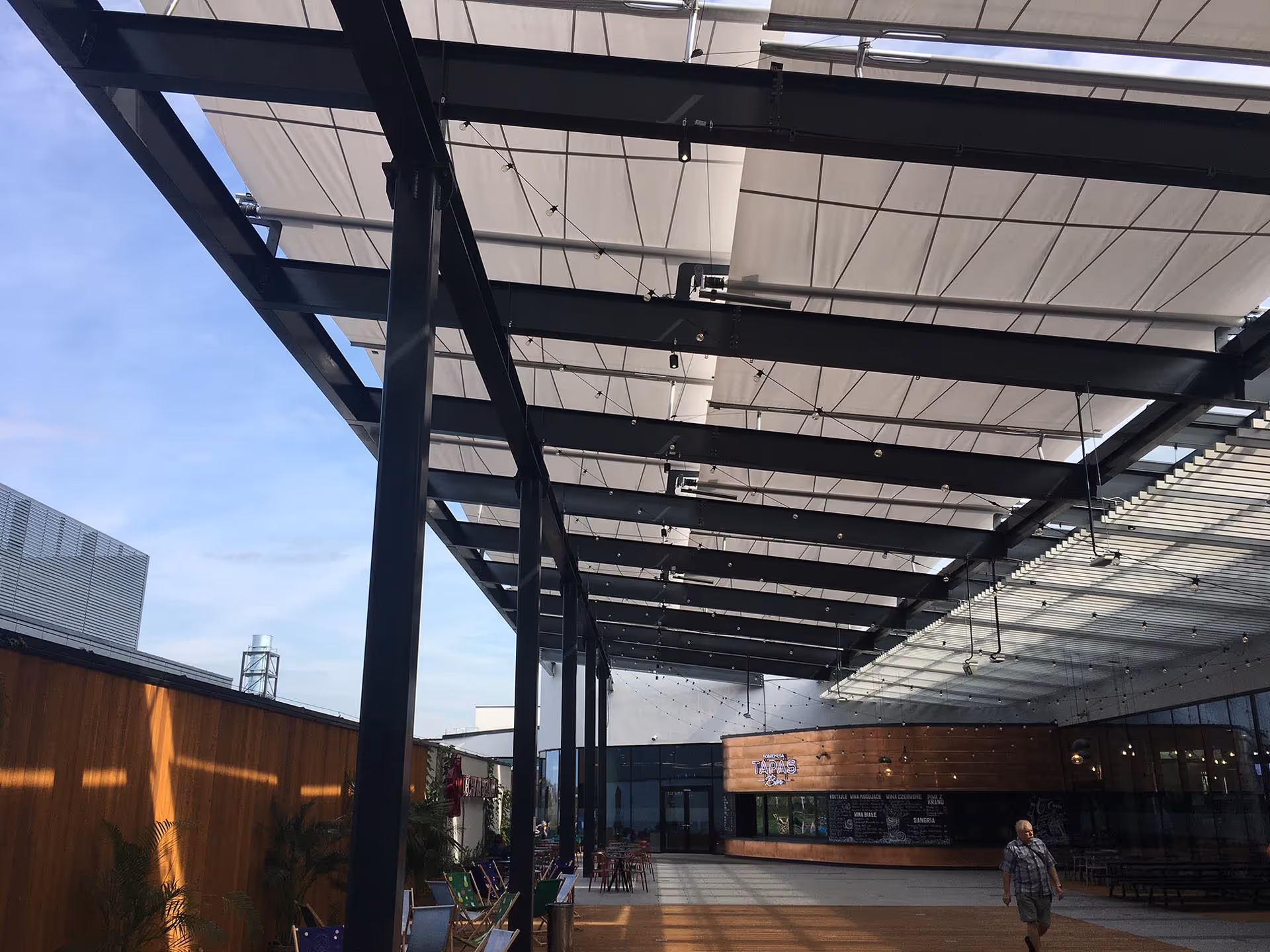 Galeria Młociny Warschau – moderne Architektur mit schwebenden SunSquare-Sonnensegeln aus Sattler 314-030.