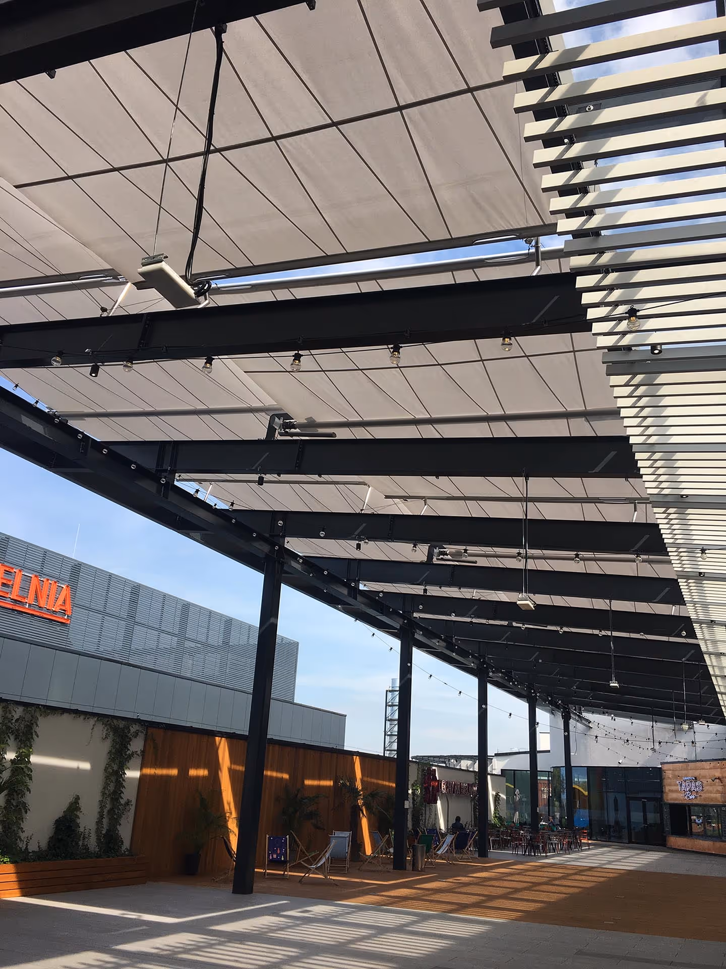 560 m² textile Beschattung mit SunSquare-Sonnensegeln – integriert in Stahlkonstruktion der Galeria Młociny.