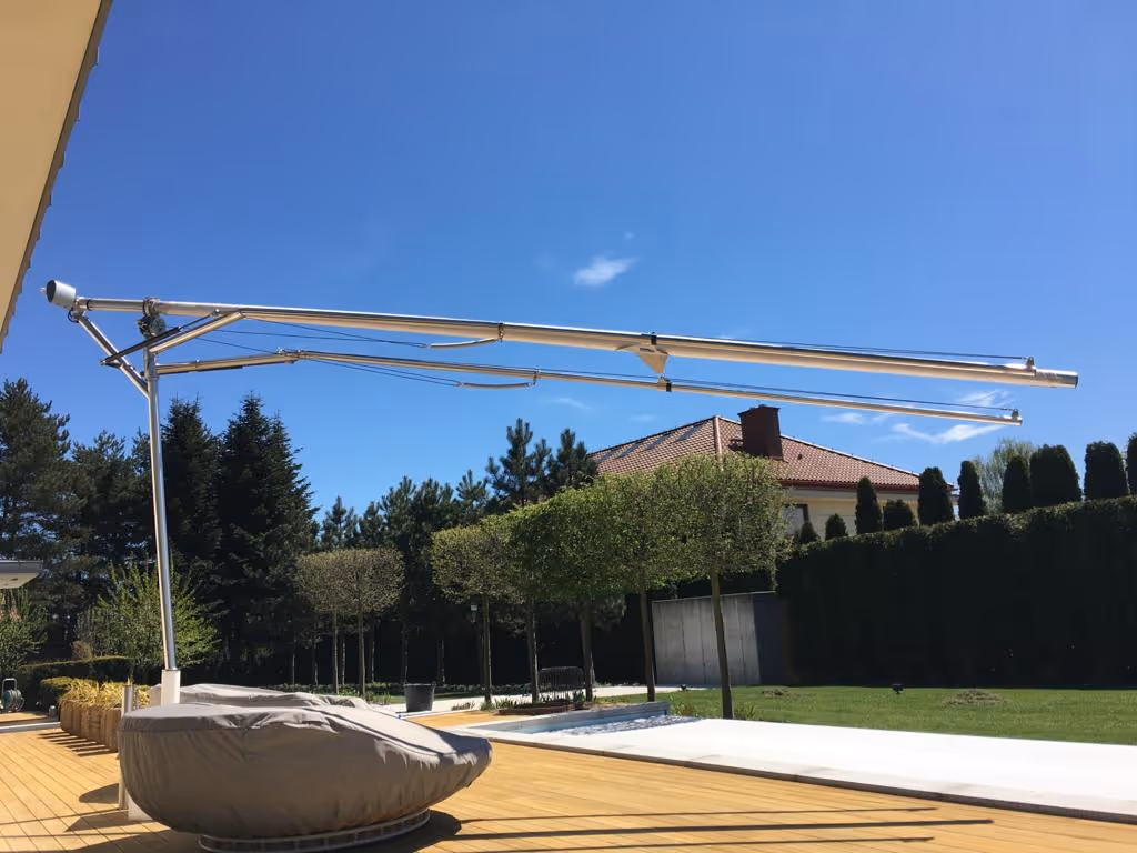 FOLD & ROLL Luxus-Segelschirm von Velasolis am Pool in Krakau – 270° drehbar, 75 m² Schattenfläche.