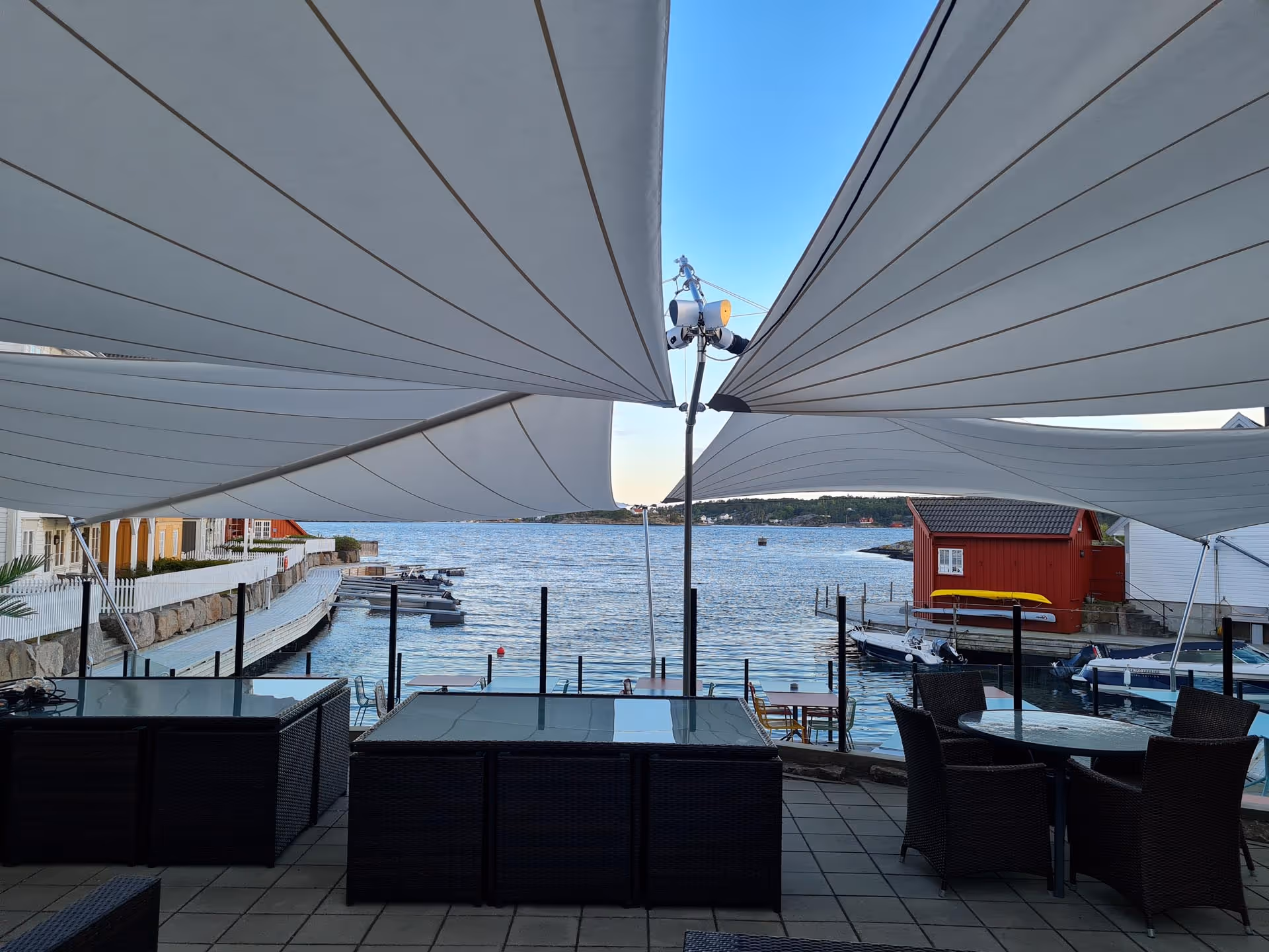 Großflächiger Sonnen- und Regenschutz mit Orchestra 6020 Acrylgewebe – SunSquare-Anlage in Norwegen.