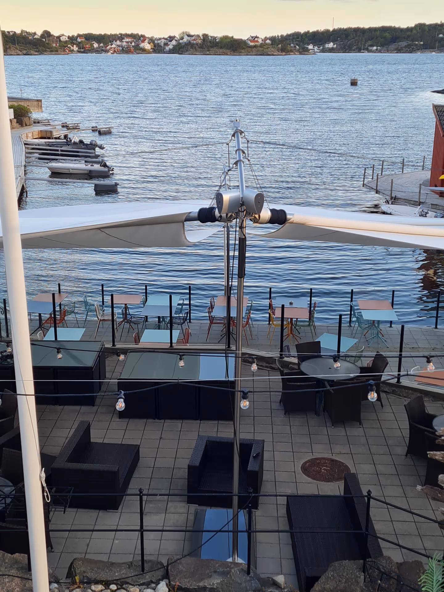 Gastronomiebereich mit SunSquare-Sonnensegeln in Lyngørporten – wetterunabhängiger Komfort für Gäste.