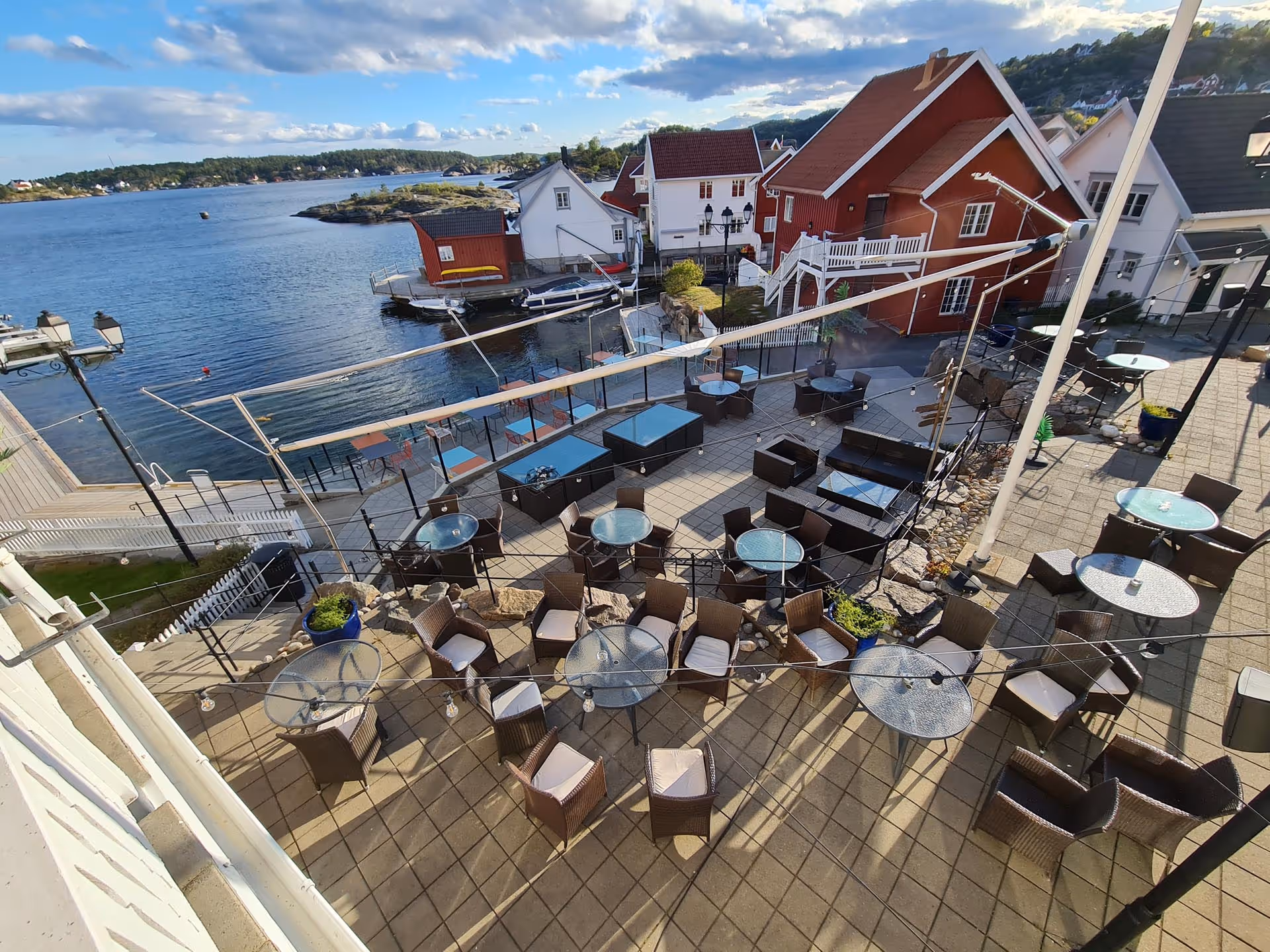 Die geschlossenen Anlagen sind kaum zu bemerken. So dezent sind SunSquare Sonnensegel.