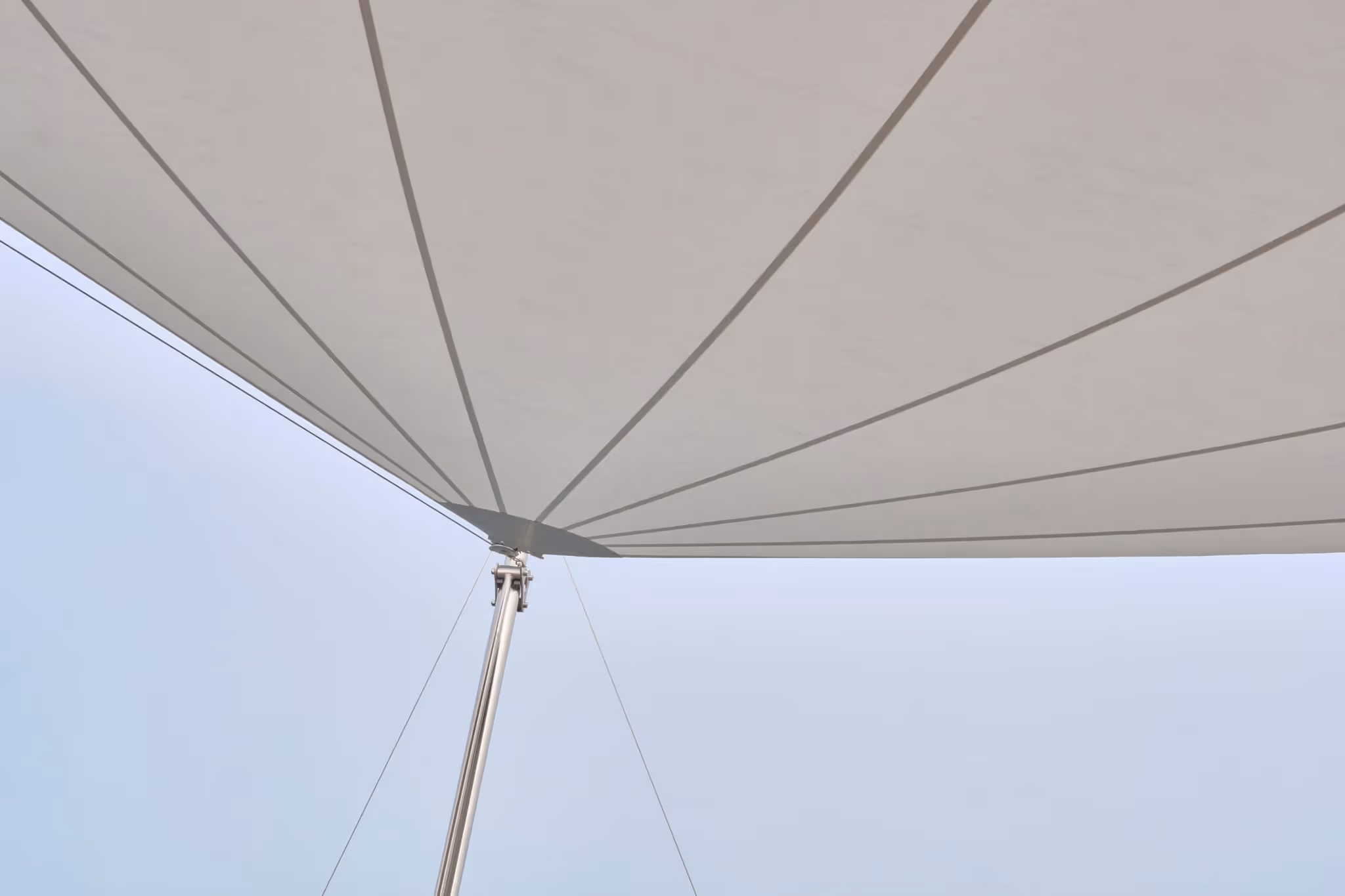 Unendliche Weiten. Mediterrane Gastronomie mit SunSquare-Sonnenschutz – elegantes Ambiente an der Küste.