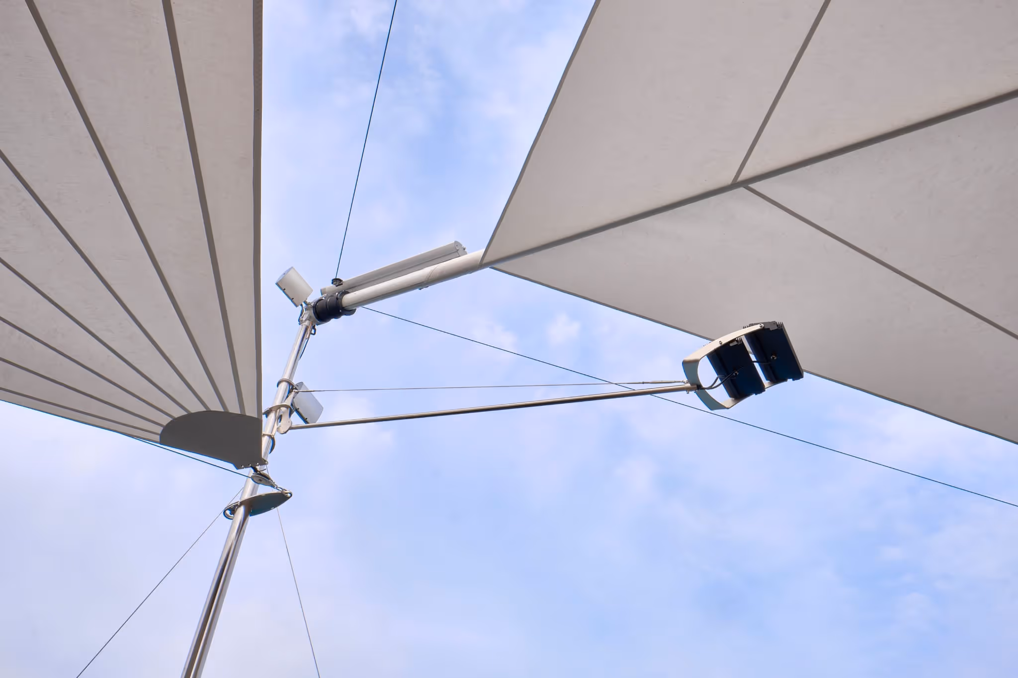 Eine SQLED mit 150 Watt sorgt für stimmungsvolles Licht in der Dämmerung und in der Nacht.