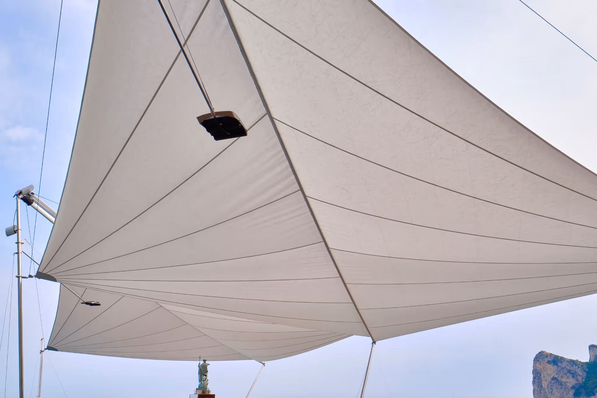 SunSquare-Sonnensegel über dem Holzsteg des Restaurants Lo Scoglio an der Amalfiküste.