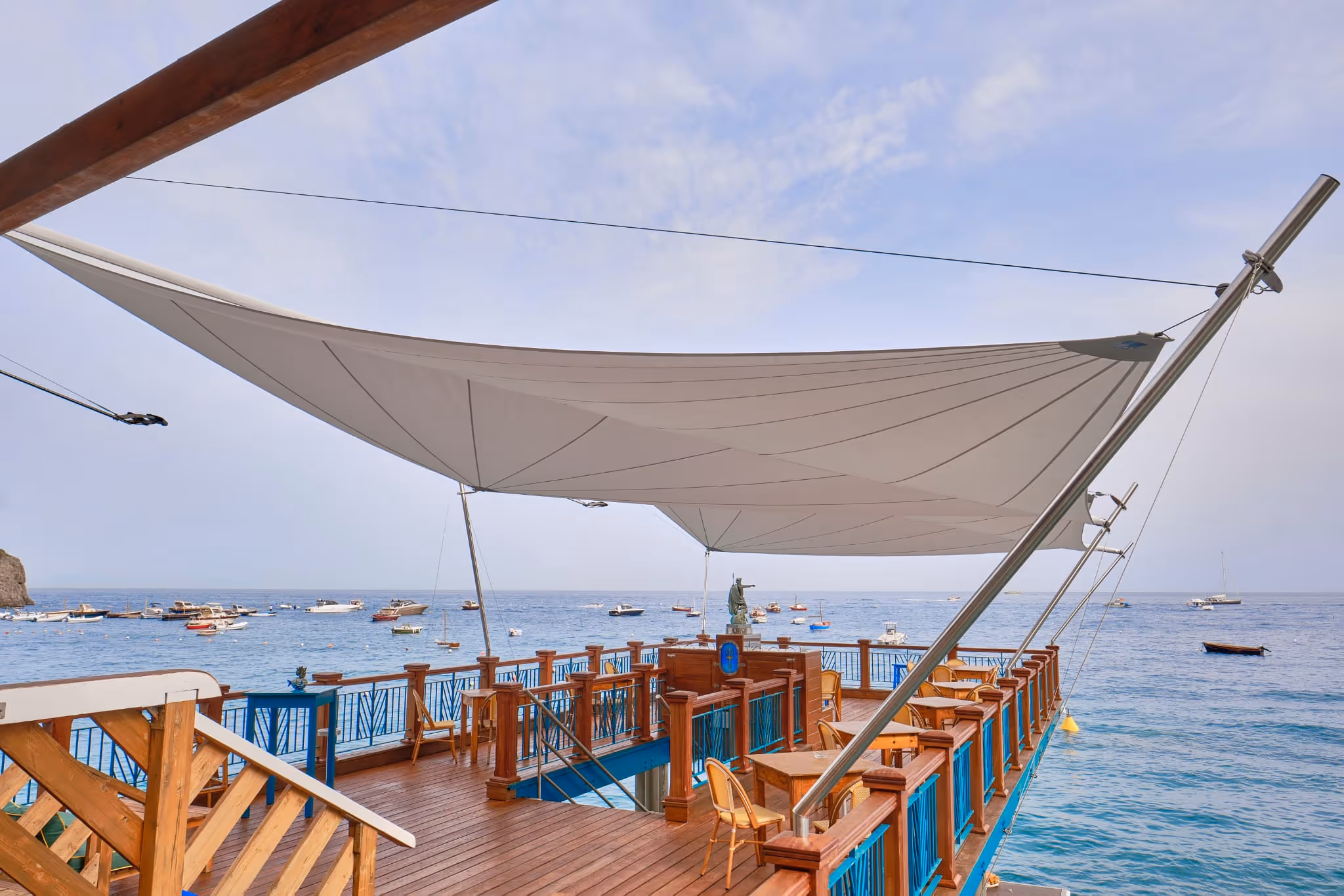 Mediterrane Gastronomie mit SunSquare-Sonnenschutz – elegantes Ambiente an der Küste.