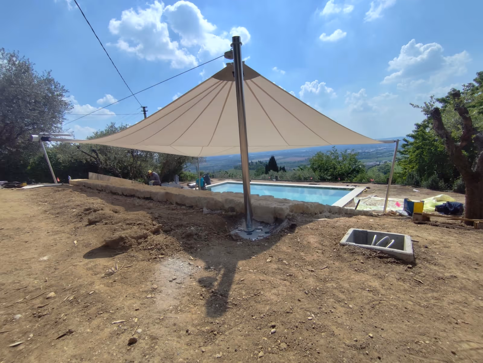 Elegantes Sonnensegel von SunSquare® spendet Schatten am Pool einer italienischen Privatanlage