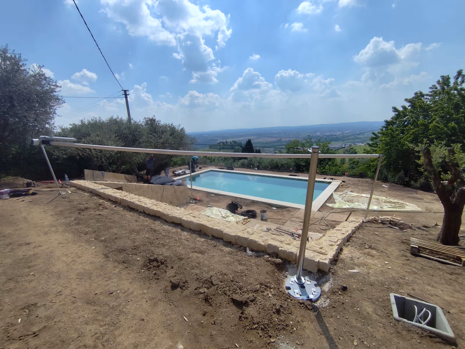 Privates Poolprojekt in Italien mit hochwertigem SunSquare® Sonnensegel und Natursteinmauer