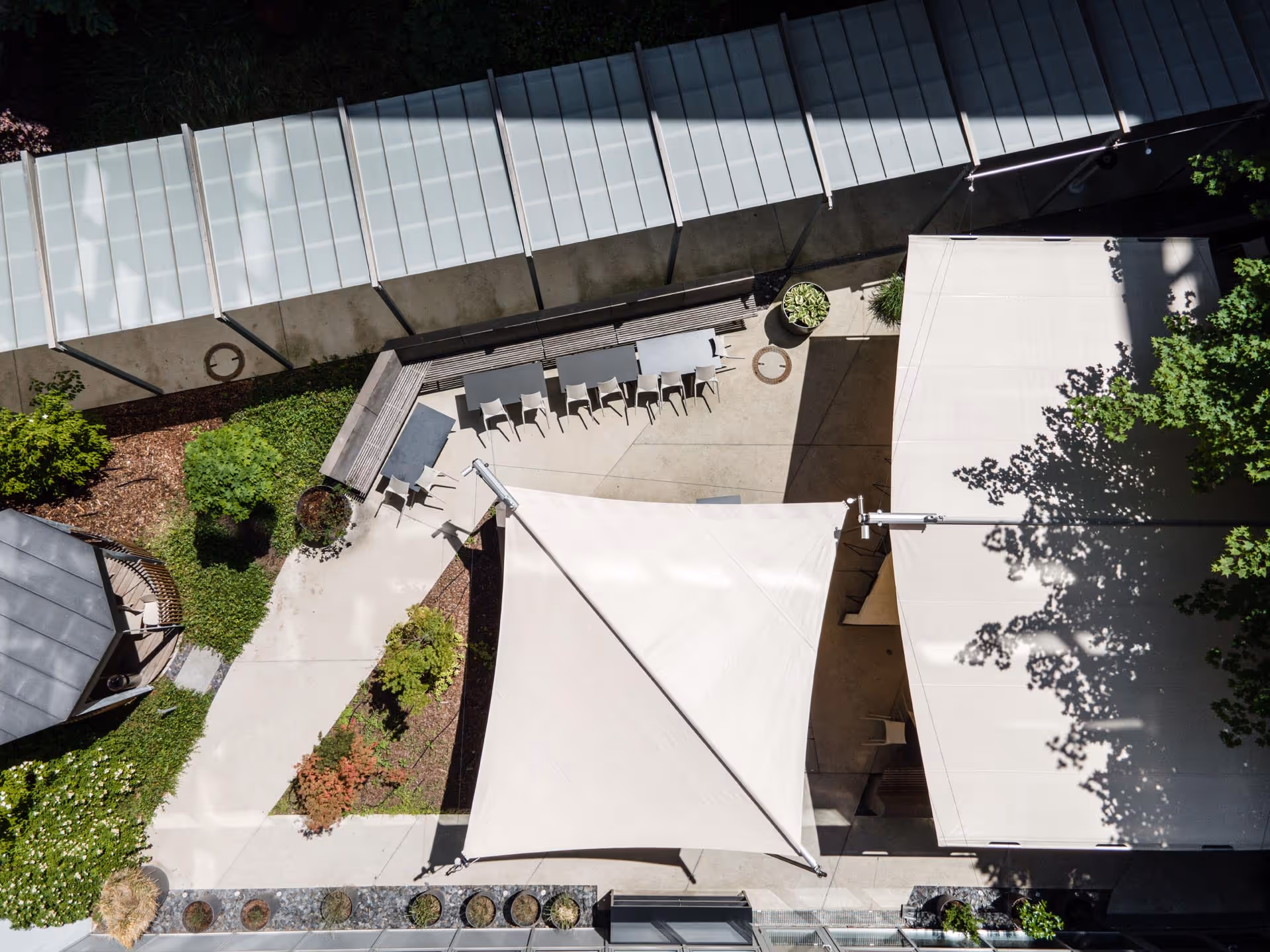 Luftaufnahme zeigt die geöffneten Anlagen.