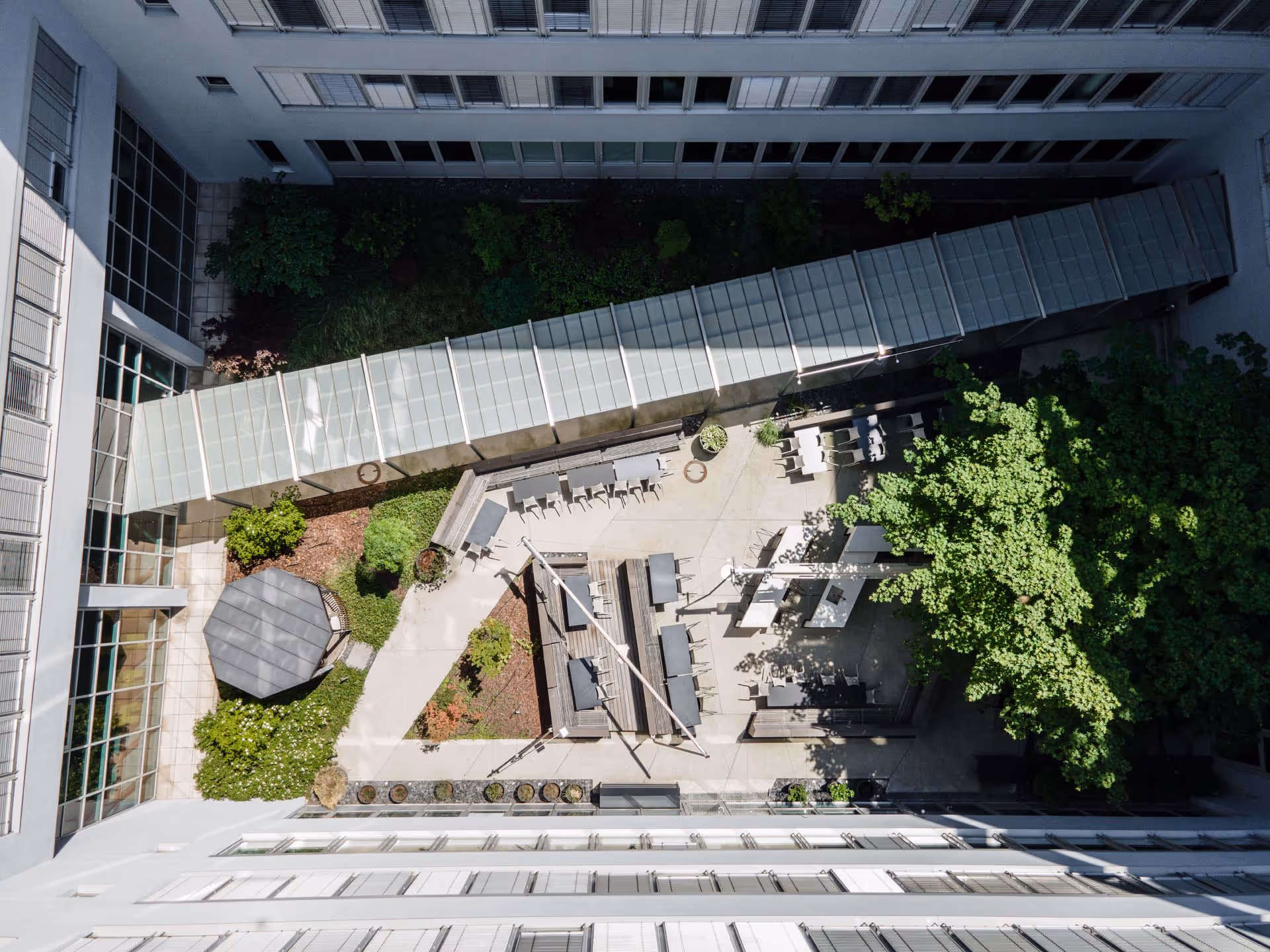 Aufnahme von oben zeigt die geschlossenen Anlagen.