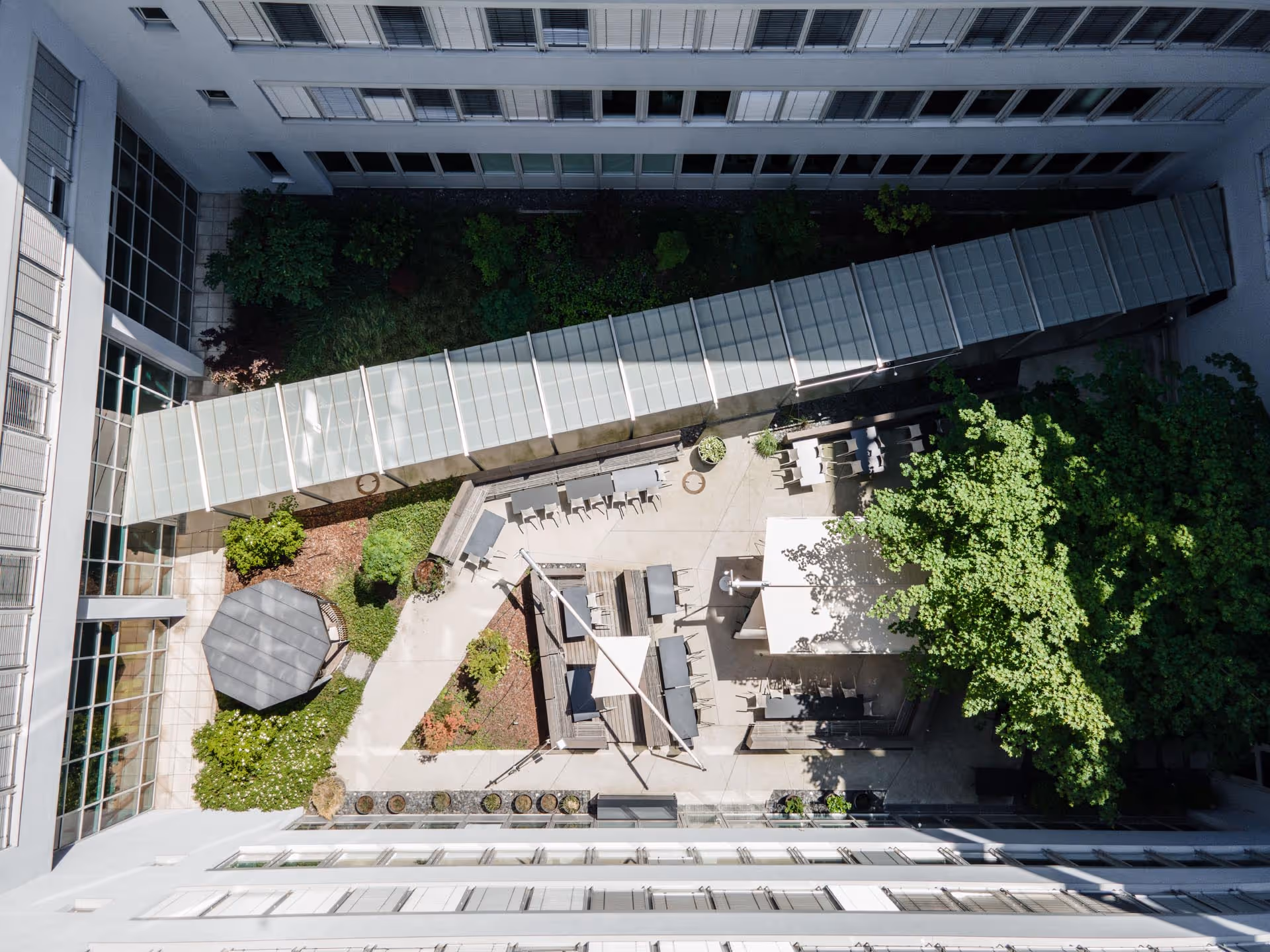 Aufnahme von oben zeigt die Segel leicht geöffnet.