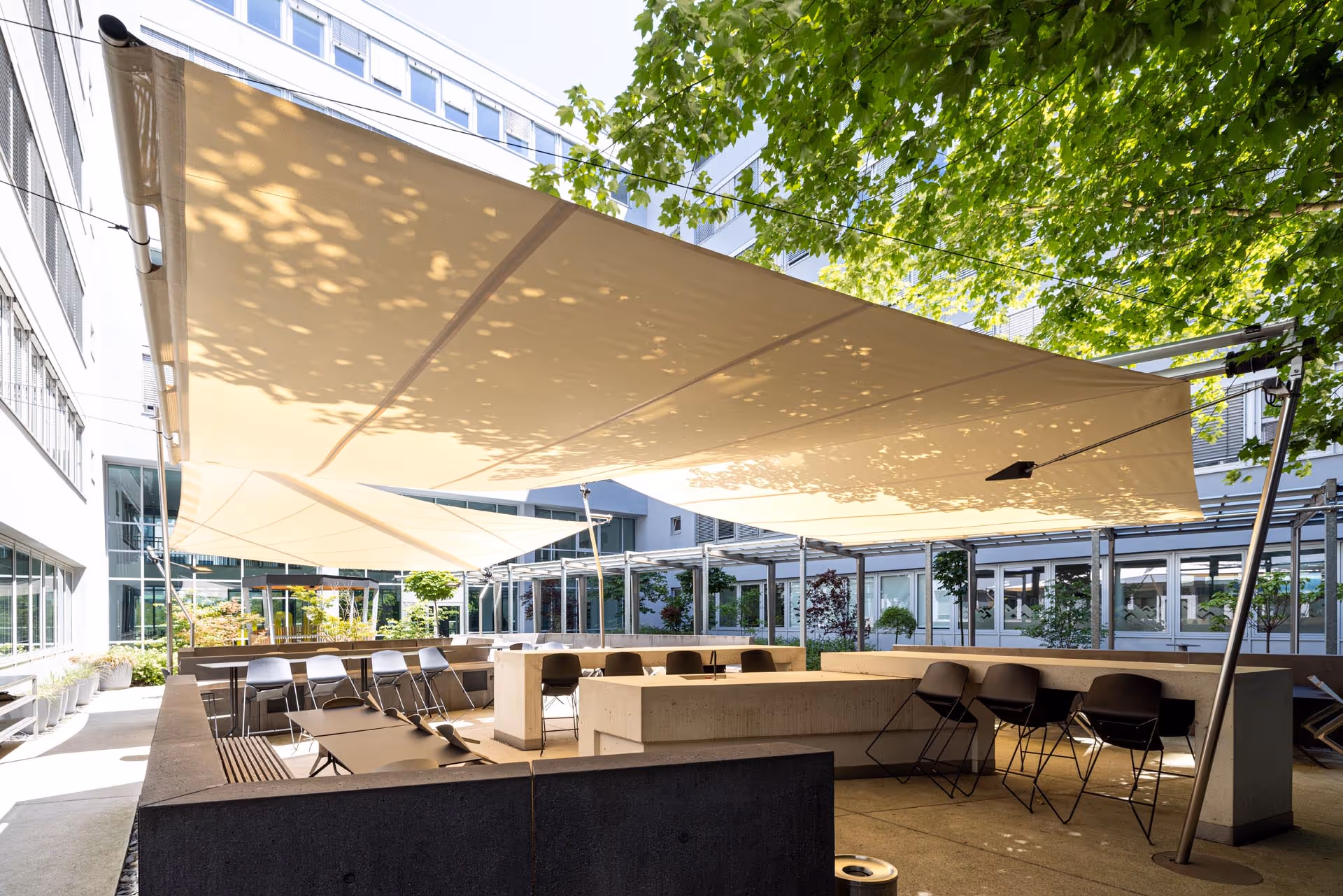 Beidseitige Rechteckanlage AX-II von SunSquare® über Mitarbeiterbereich im Betriebsgebäude