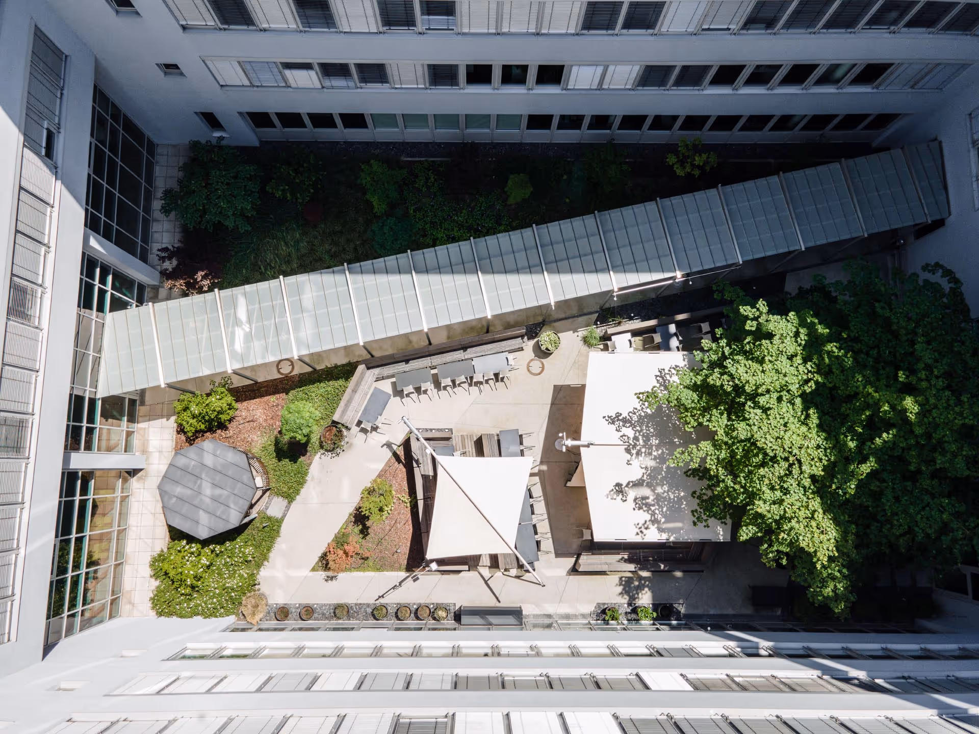 Aufnahme von oben zeigt die Segel halb geöffnet.