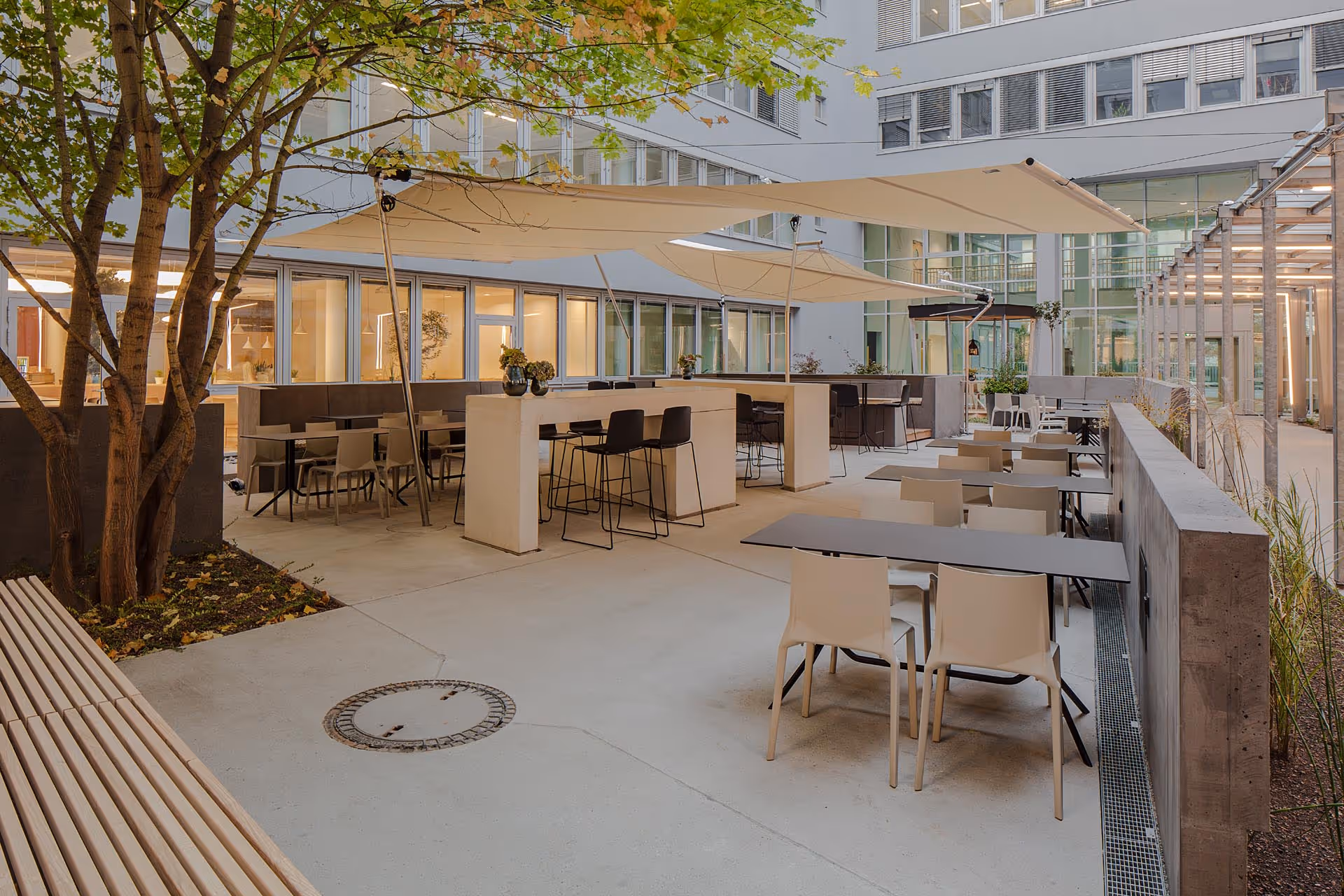 SunSquare Sonnensegel in einem Innenhof