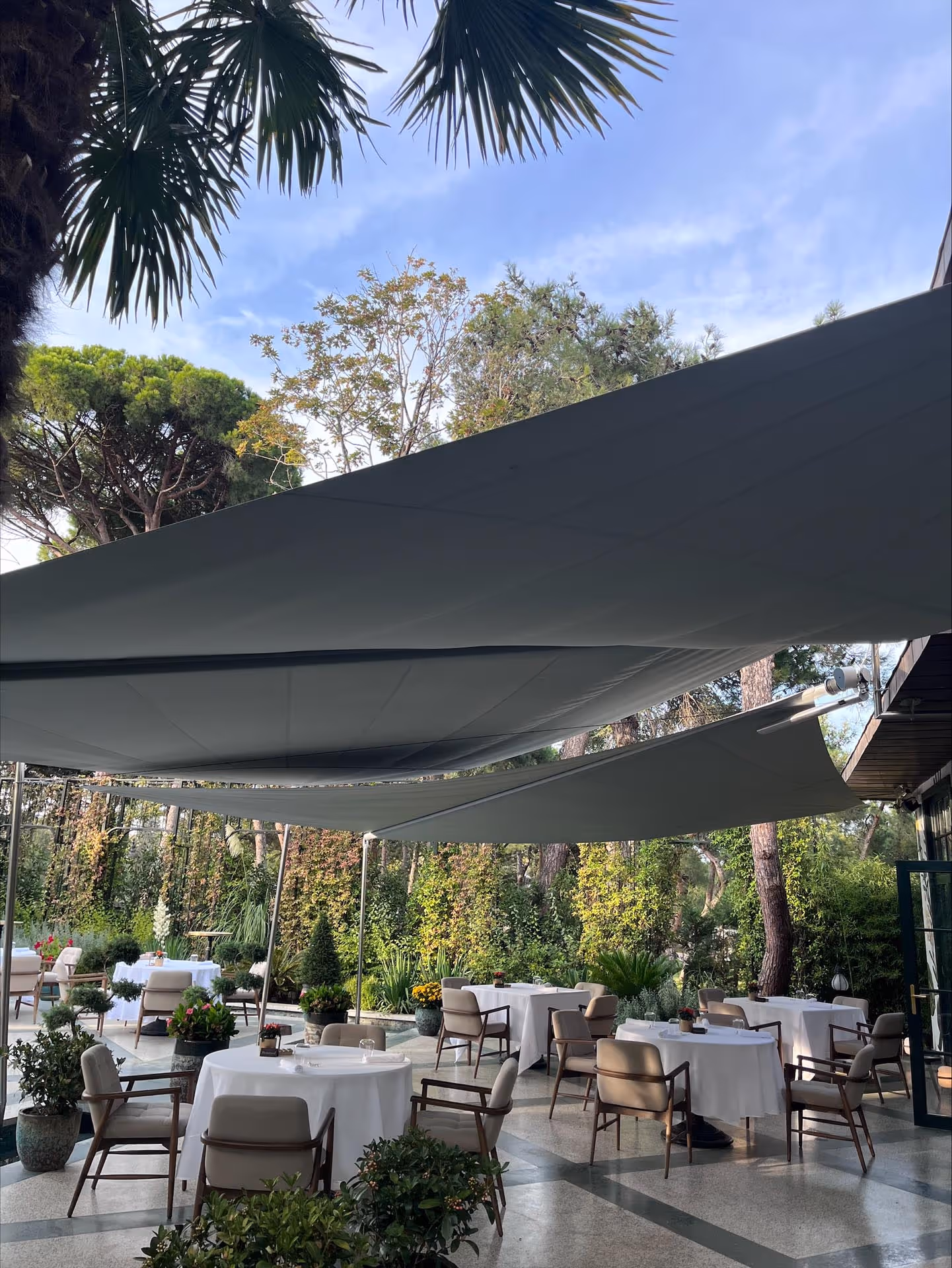 Outdoor-Bereich des Telezzüz Restaurants mit SunSquare® Sonnensegeln für stilvollen Komfort bei Sonne und Regen