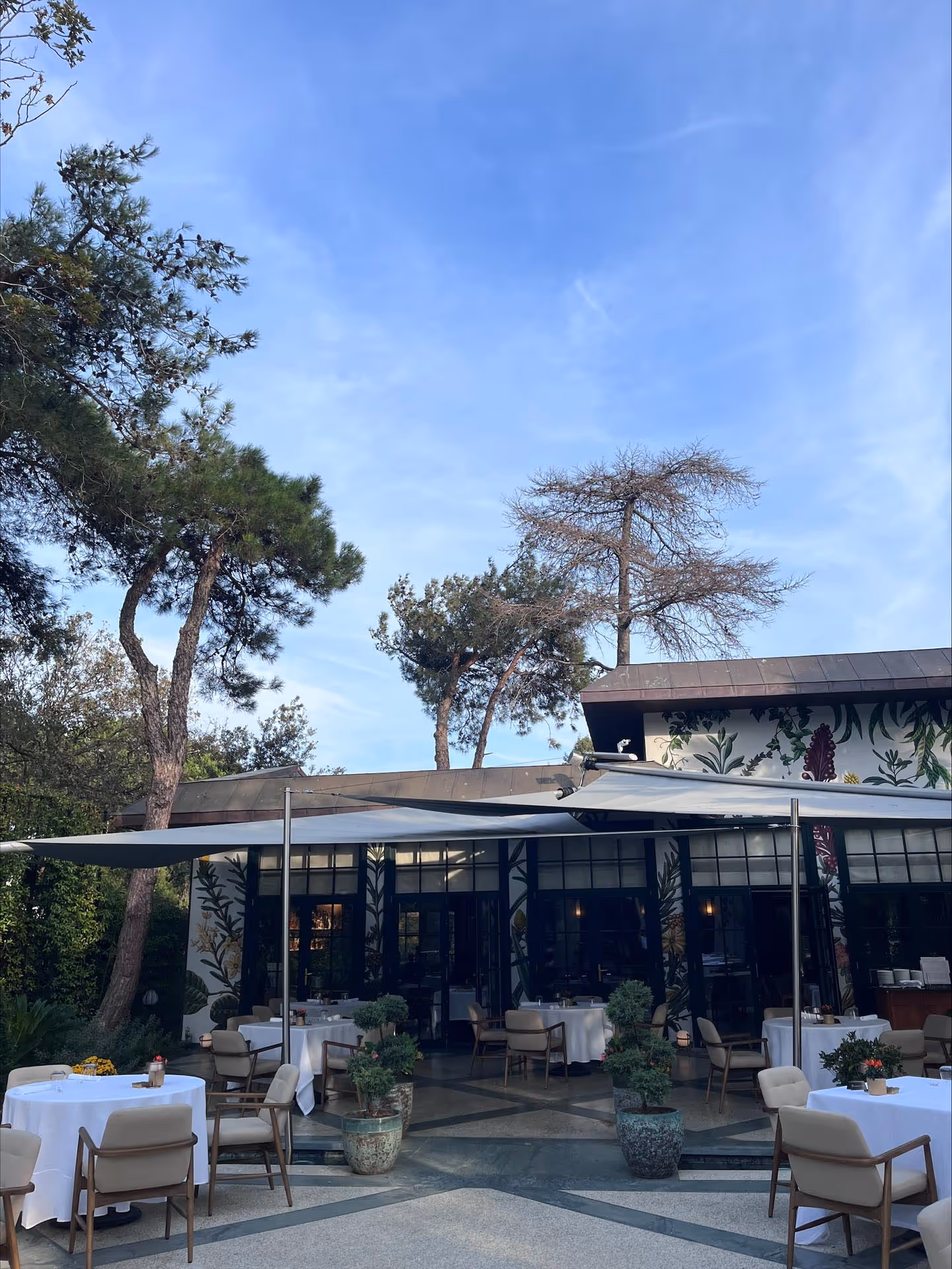 Designorientierte Beschattungslösung von SunSquare® für das Telezzüz Restaurant – Strahlensegel aus Sattler 314-941