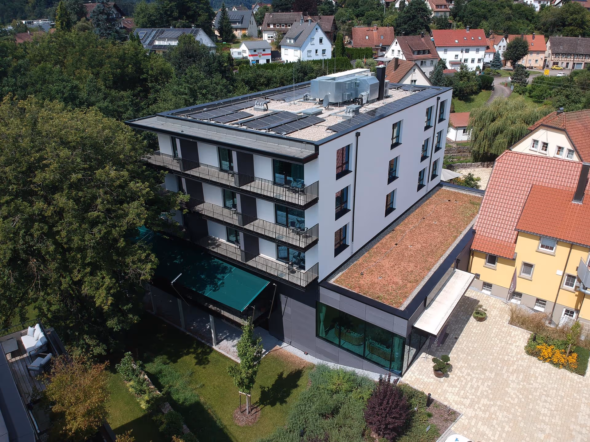 Architektonisch abgestimmte SunSquare® Sonnensegel für die Terrasse des Hotel & Restaurant Krone.