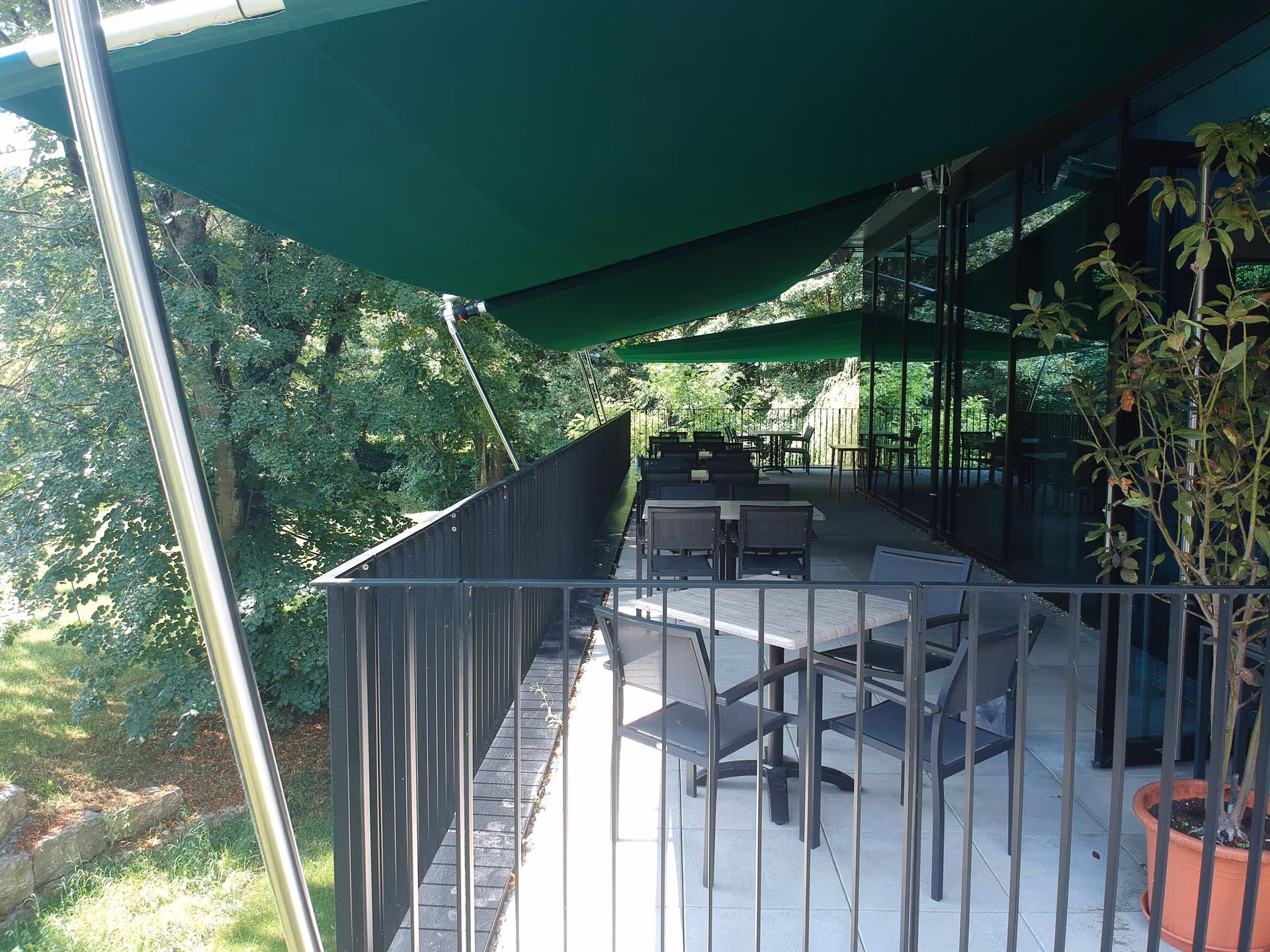Zickzack-Segel aus Infinity 6687 Forêt schaffen ein außergewöhnliches Design auf der Restaurantterrasse