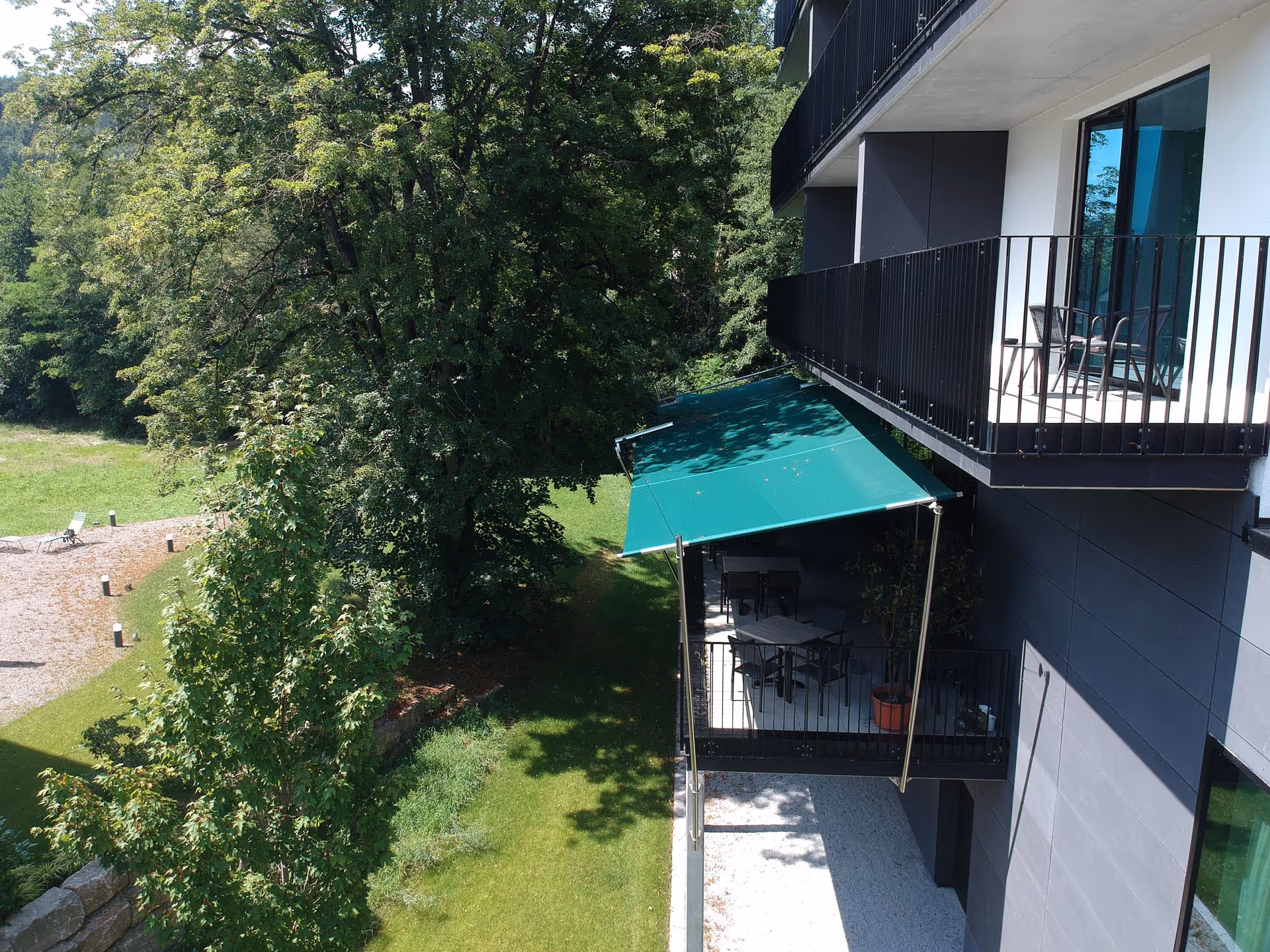 SunSquare® Rechtecksegel in sattem Grün über der Terrasse des Hotel Krone Sulzbach – eleganter Sonnen- und Regenschutz.